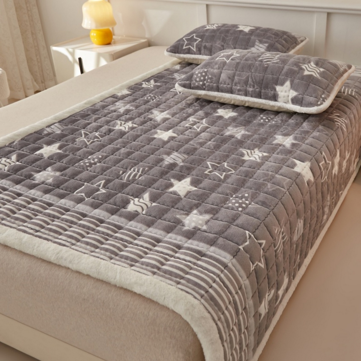 91家纺网 家纺一手货源 找家纺 东宇床垫 2025新款A类牛奶绒印花直角防滑床垫床褥三件套-成人款 星辰璀璨