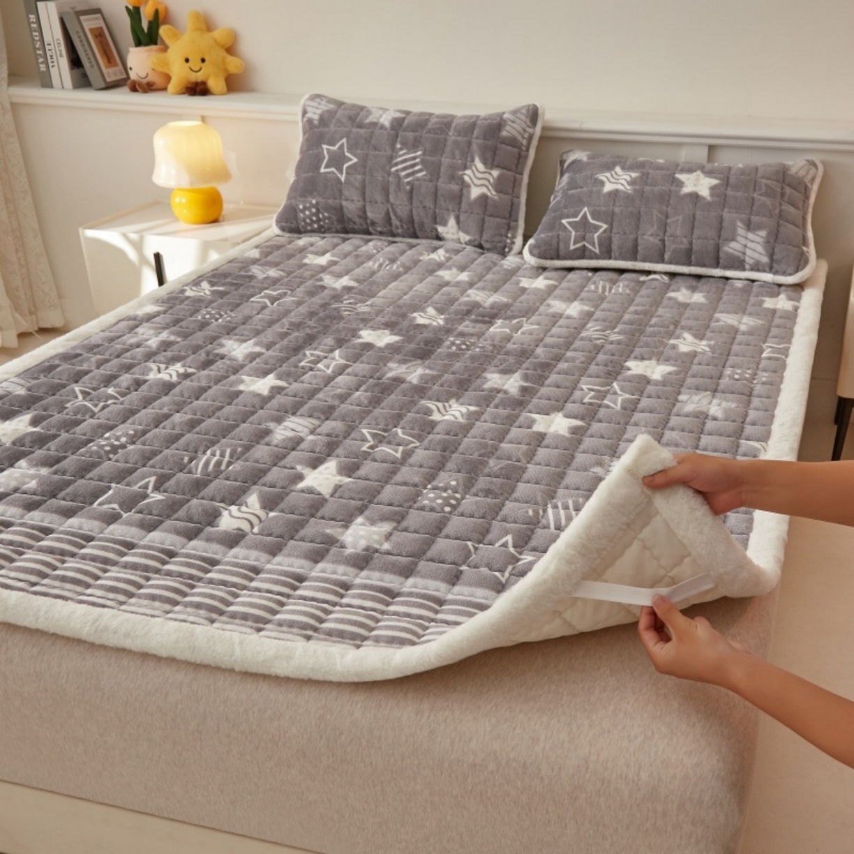 91家纺网 家纺一手货源 找家纺 东宇床垫 2025新款A类牛奶绒印花直角防滑床垫床褥三件套-成人款 星辰璀璨