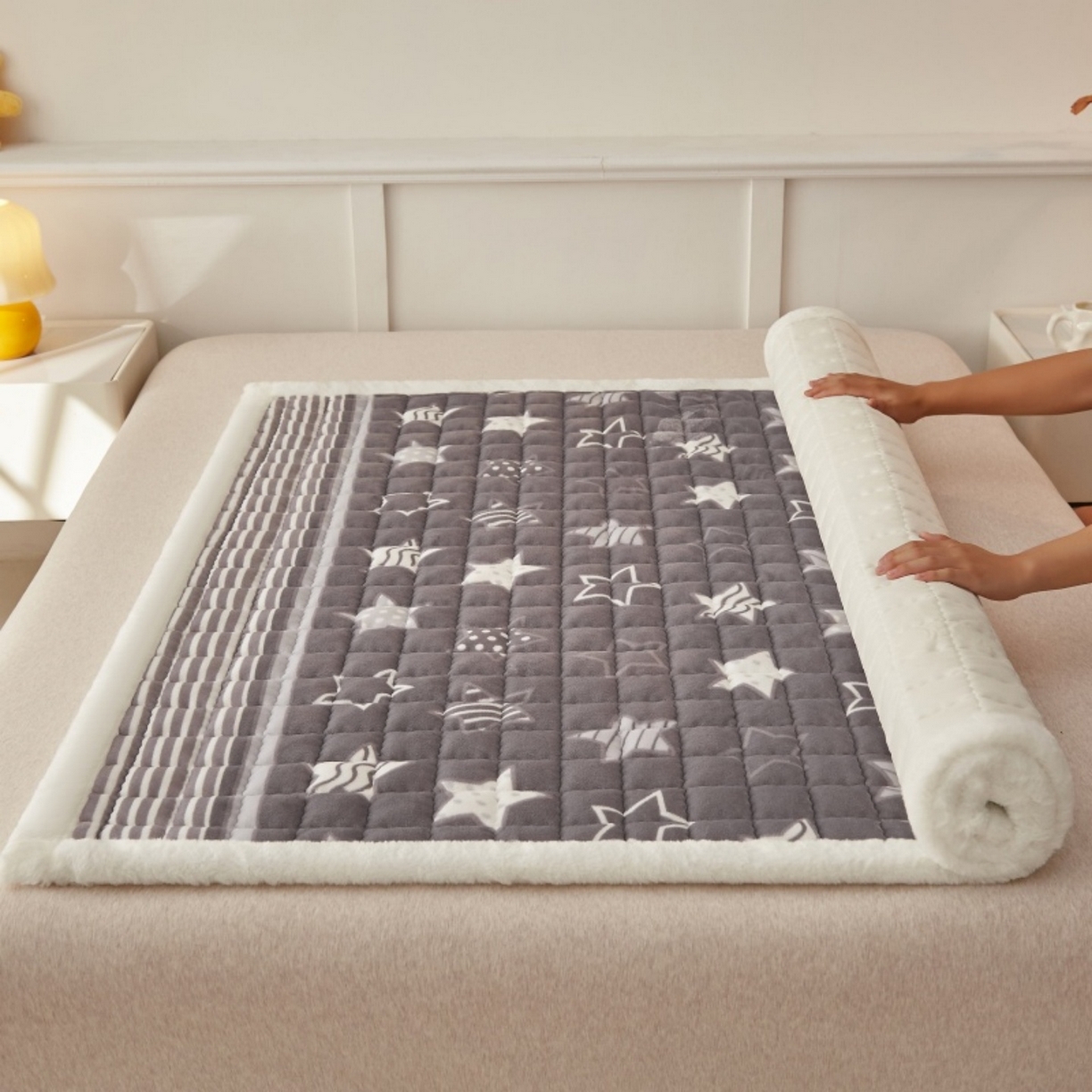 91家纺网 家纺一手货源 找家纺 东宇床垫 2025新款A类牛奶绒印花直角防滑床垫床褥三件套-成人款 星辰璀璨