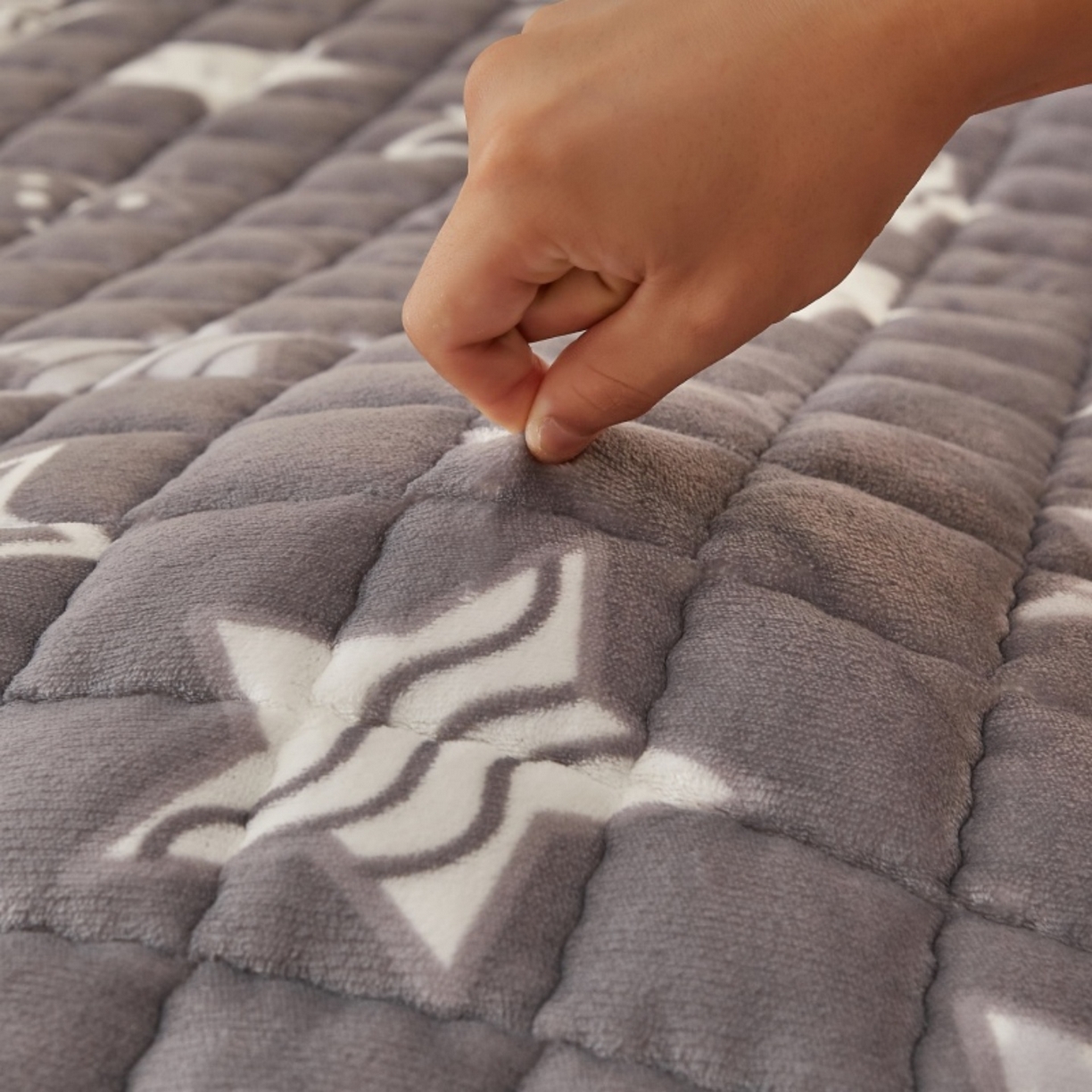 91家纺网 家纺一手货源 找家纺 东宇床垫 2025新款A类牛奶绒印花直角防滑床垫床褥三件套-成人款 星辰璀璨