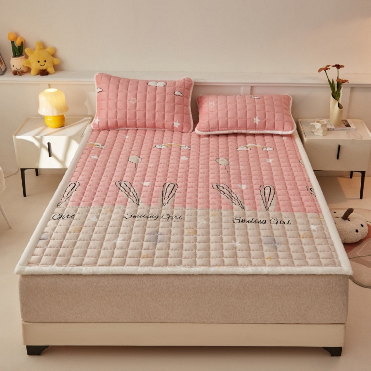 91家纺网 家纺一手货源 找家纺 东宇床垫 2025新款A类牛奶绒印花直角防滑床垫床褥三件套-成人款 星虹绮梦