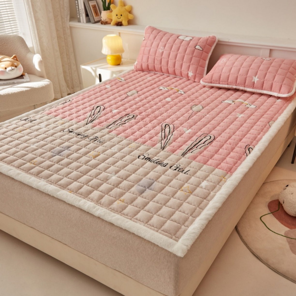 91家纺网 家纺一手货源 找家纺 东宇床垫 2025新款A类牛奶绒印花直角防滑床垫床褥三件套-成人款 星虹绮梦