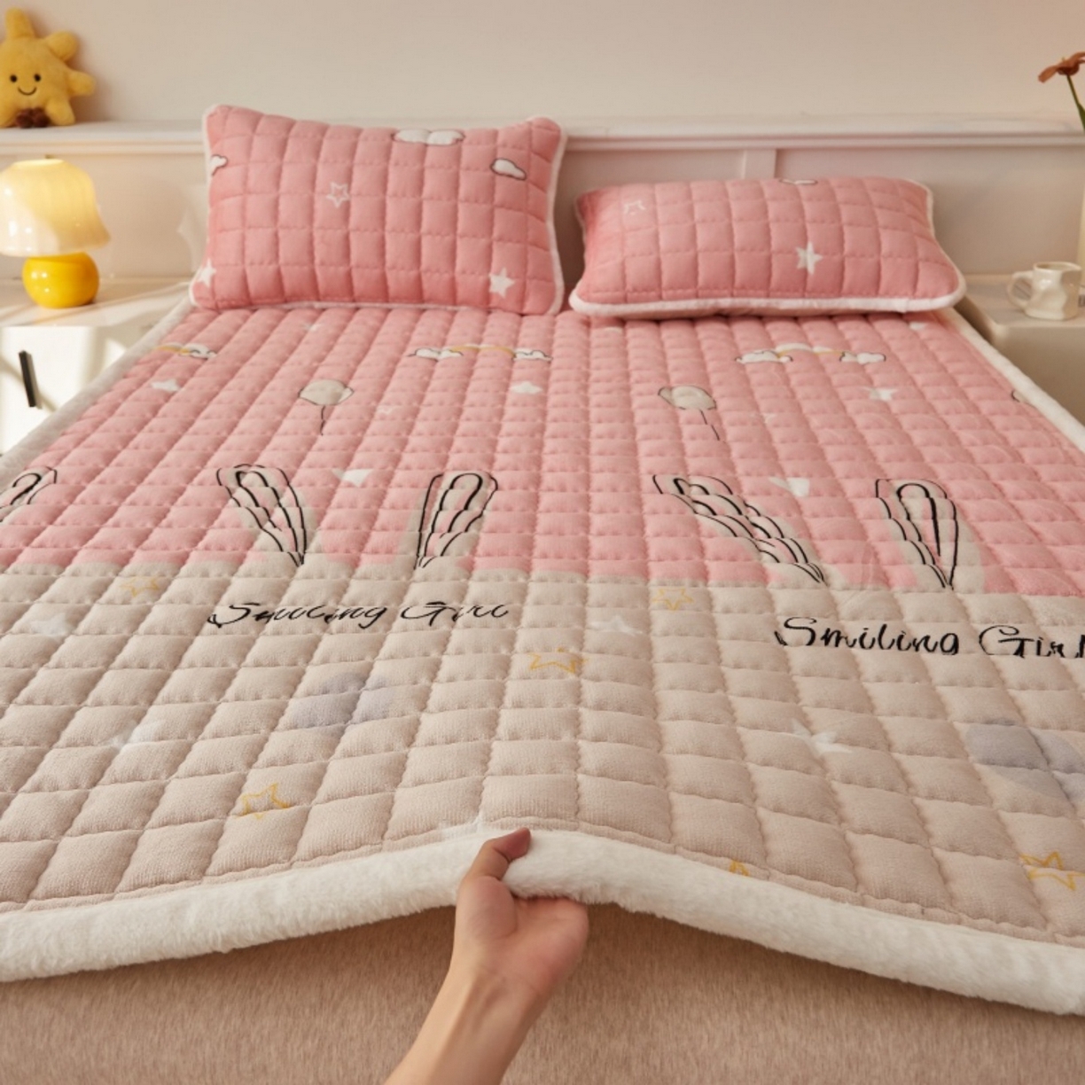 91家纺网 家纺一手货源 找家纺 东宇床垫 2025新款A类牛奶绒印花直角防滑床垫床褥三件套-成人款 星虹绮梦