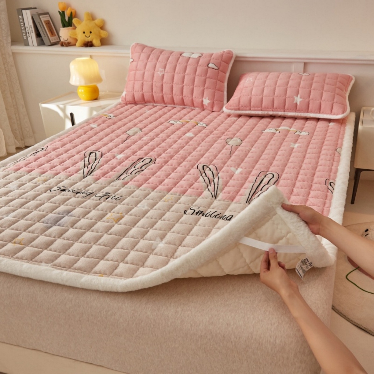 91家纺网 家纺一手货源 找家纺 东宇床垫 2025新款A类牛奶绒印花直角防滑床垫床褥三件套-成人款 星虹绮梦