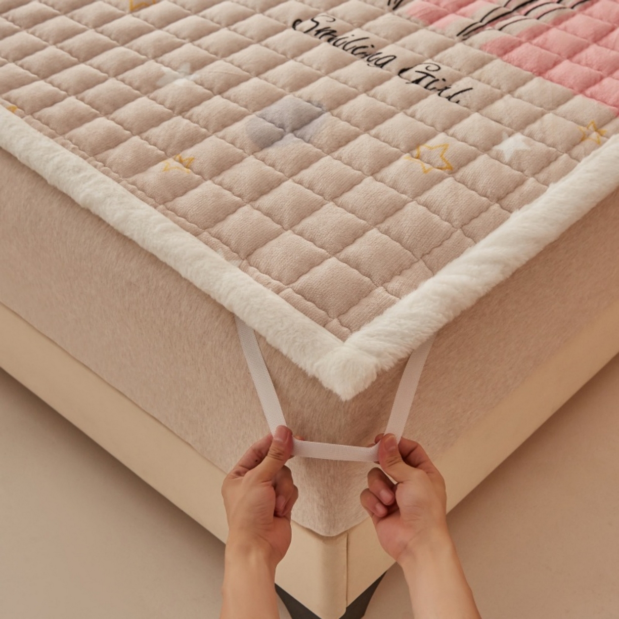 91家纺网 家纺一手货源 找家纺 东宇床垫 2025新款A类牛奶绒印花直角防滑床垫床褥三件套-成人款 星虹绮梦