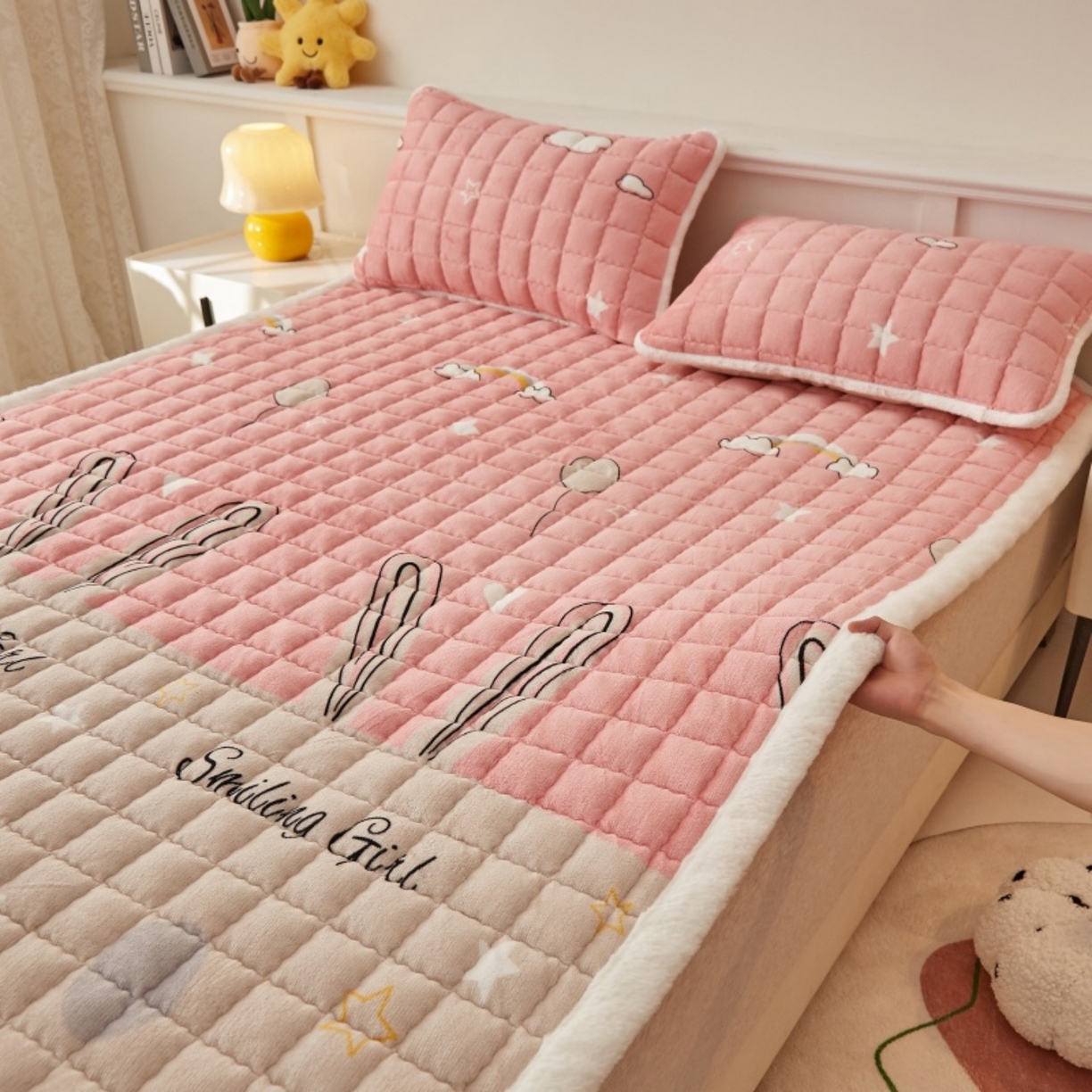 91家纺网 家纺一手货源 找家纺 东宇床垫 2025新款A类牛奶绒印花直角防滑床垫床褥三件套-成人款 星虹绮梦