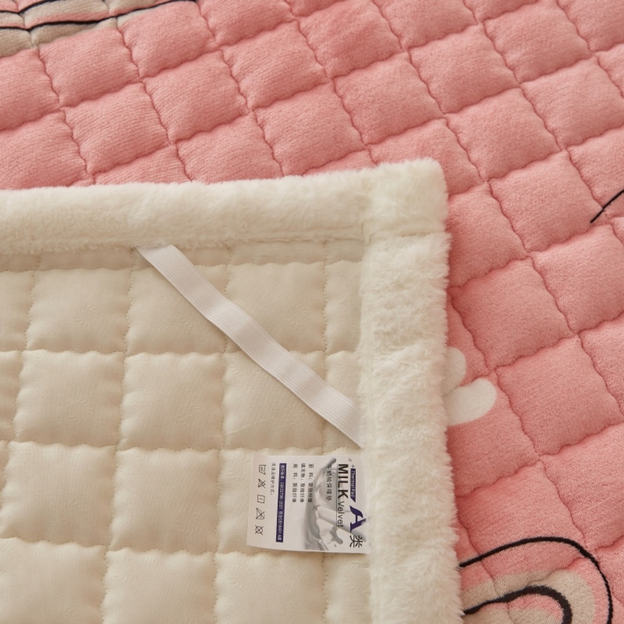 91家纺网 家纺一手货源 找家纺 东宇床垫 2025新款A类牛奶绒印花直角防滑床垫床褥三件套-成人款 星虹绮梦