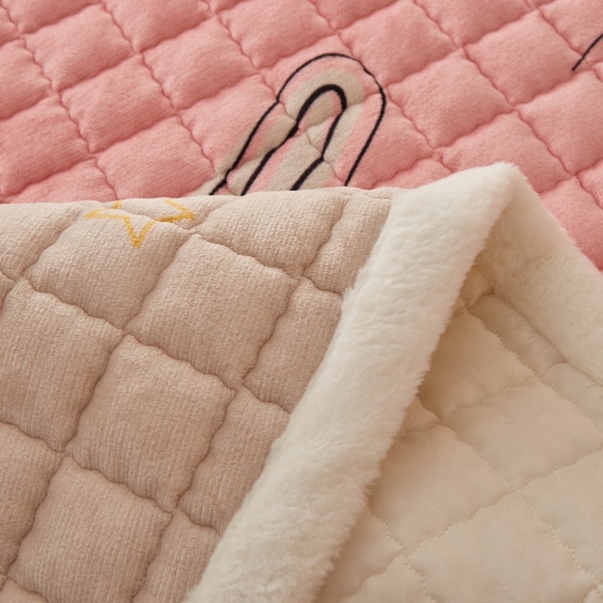 91家纺网 家纺一手货源 找家纺 东宇床垫 2025新款A类牛奶绒印花直角防滑床垫床褥三件套-成人款 星虹绮梦