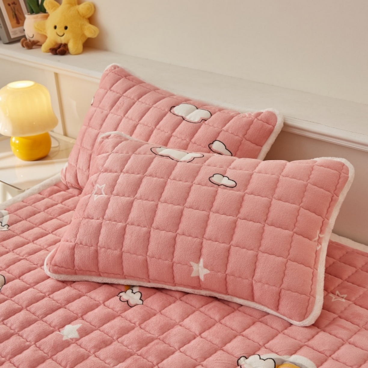 91家纺网 家纺一手货源 找家纺 东宇床垫 2025新款A类牛奶绒印花直角防滑床垫床褥三件套-成人款 星虹绮梦