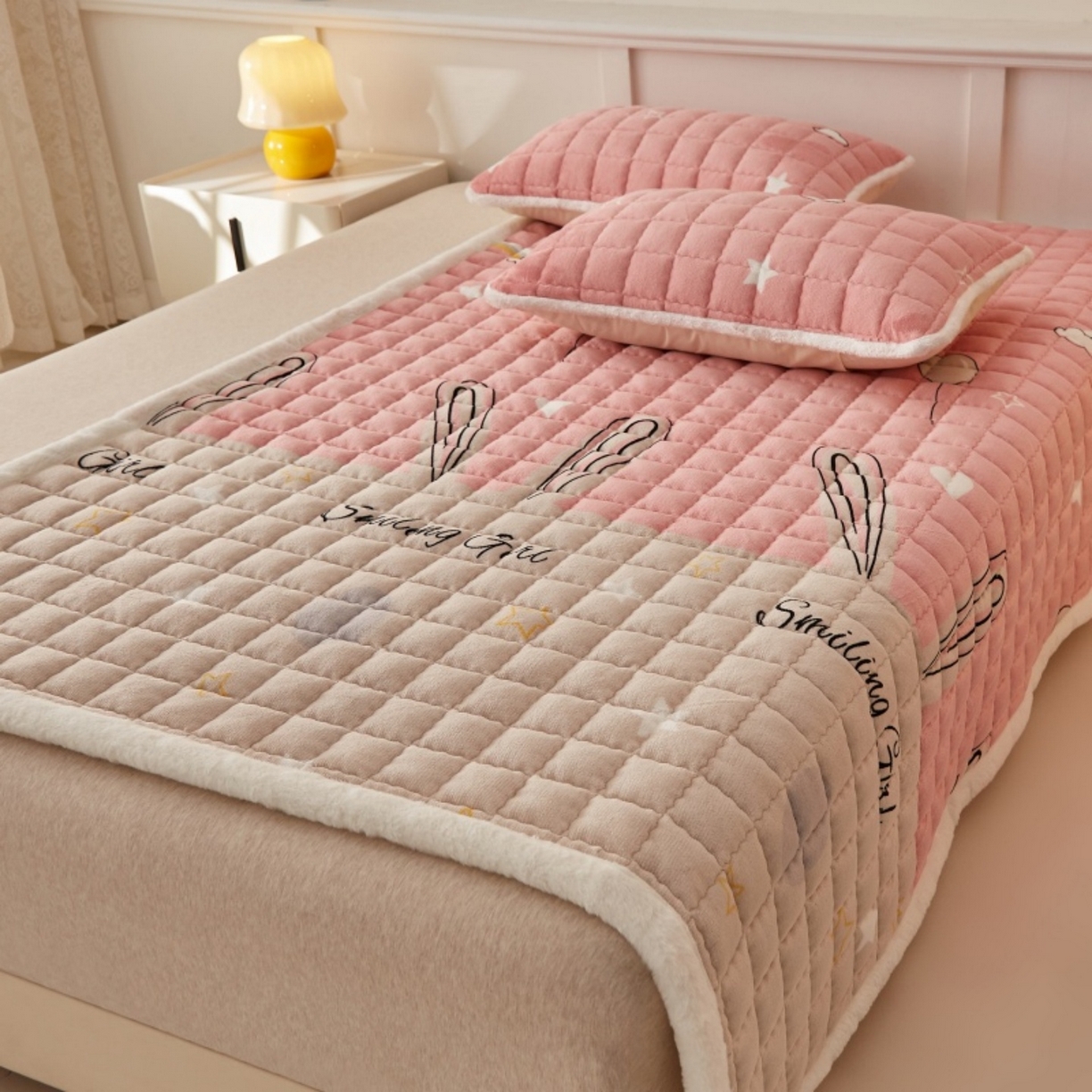 91家纺网 家纺一手货源 找家纺 东宇床垫 2025新款A类牛奶绒印花直角防滑床垫床褥三件套-成人款 星虹绮梦