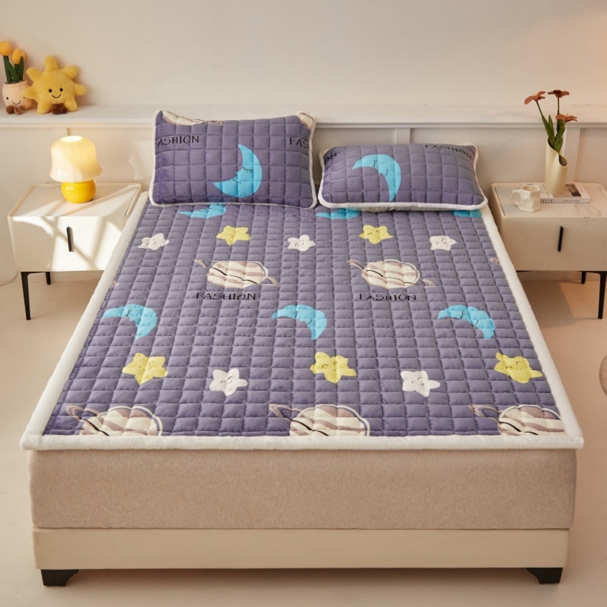 91家纺网 家纺一手货源 找家纺 东宇床垫 2025新款A类牛奶绒印花直角防滑床垫床褥三件套-成人款 星球明月