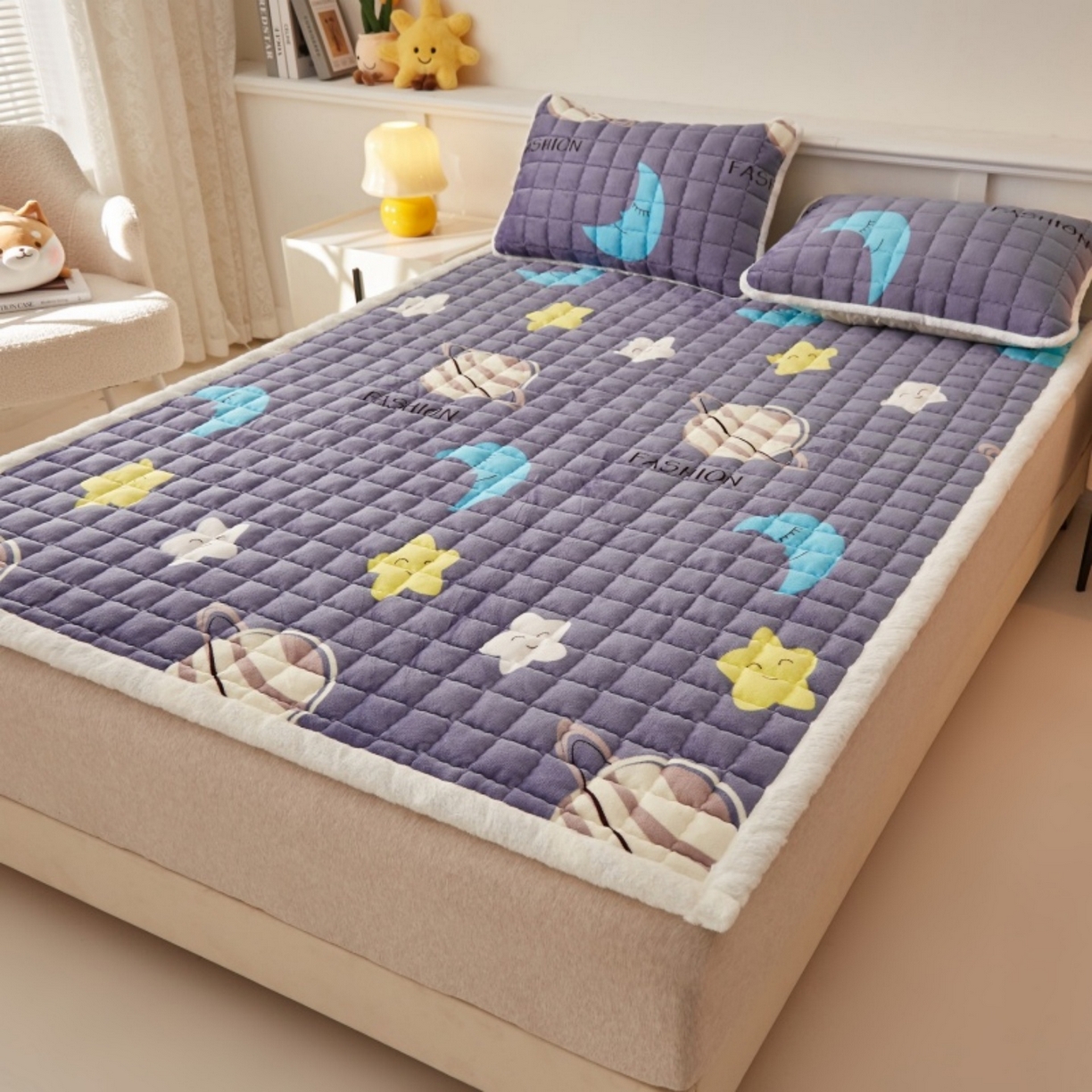 91家纺网 家纺一手货源 找家纺 东宇床垫 2025新款A类牛奶绒印花直角防滑床垫床褥三件套-成人款 星球明月