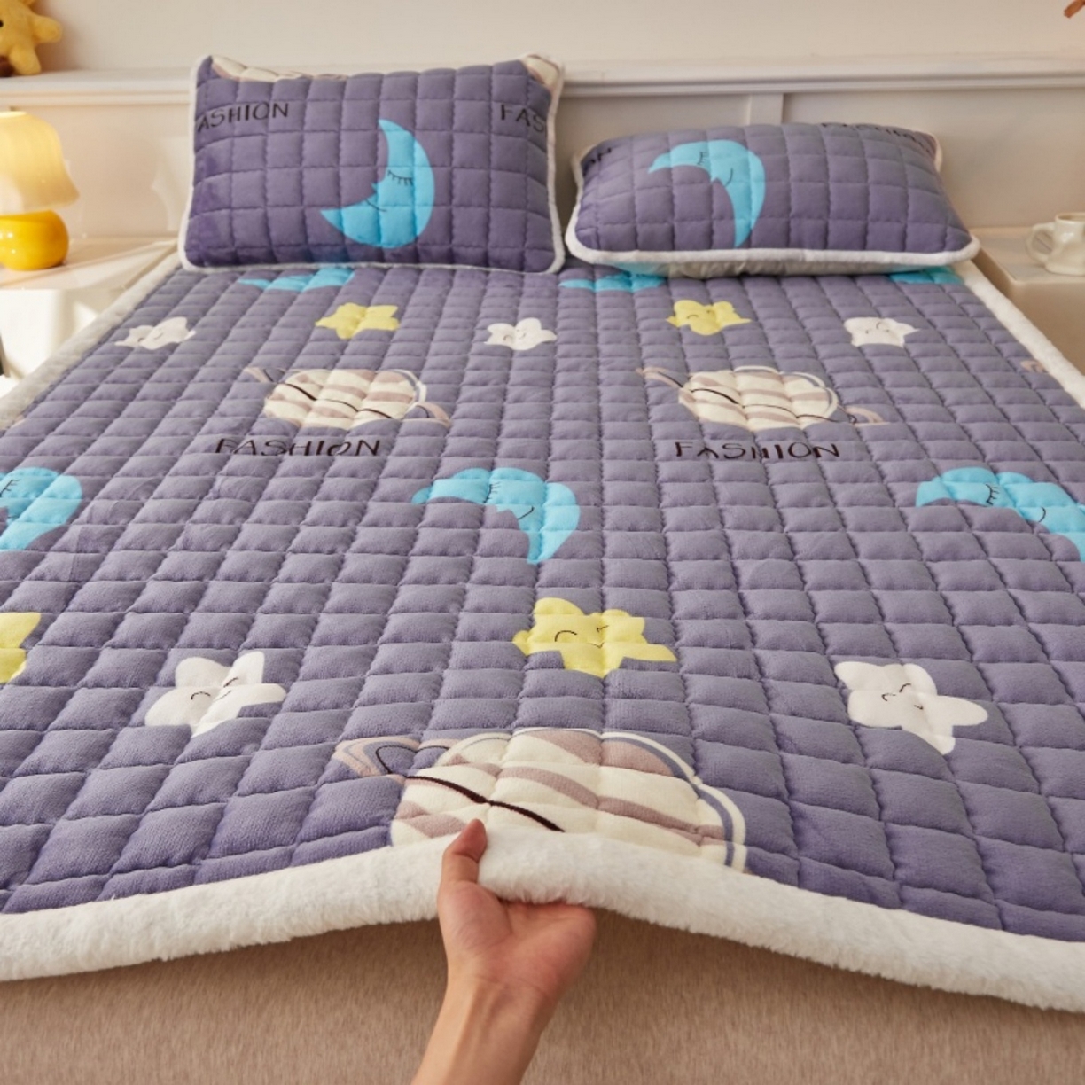 91家纺网 家纺一手货源 找家纺 东宇床垫 2025新款A类牛奶绒印花直角防滑床垫床褥三件套-成人款 星球明月