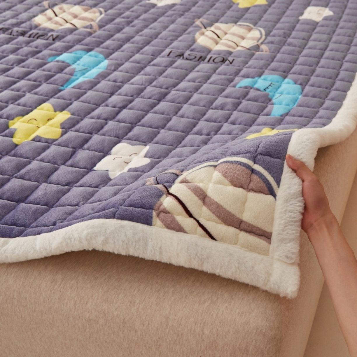 91家纺网 家纺一手货源 找家纺 东宇床垫 2025新款A类牛奶绒印花直角防滑床垫床褥三件套-成人款 星球明月