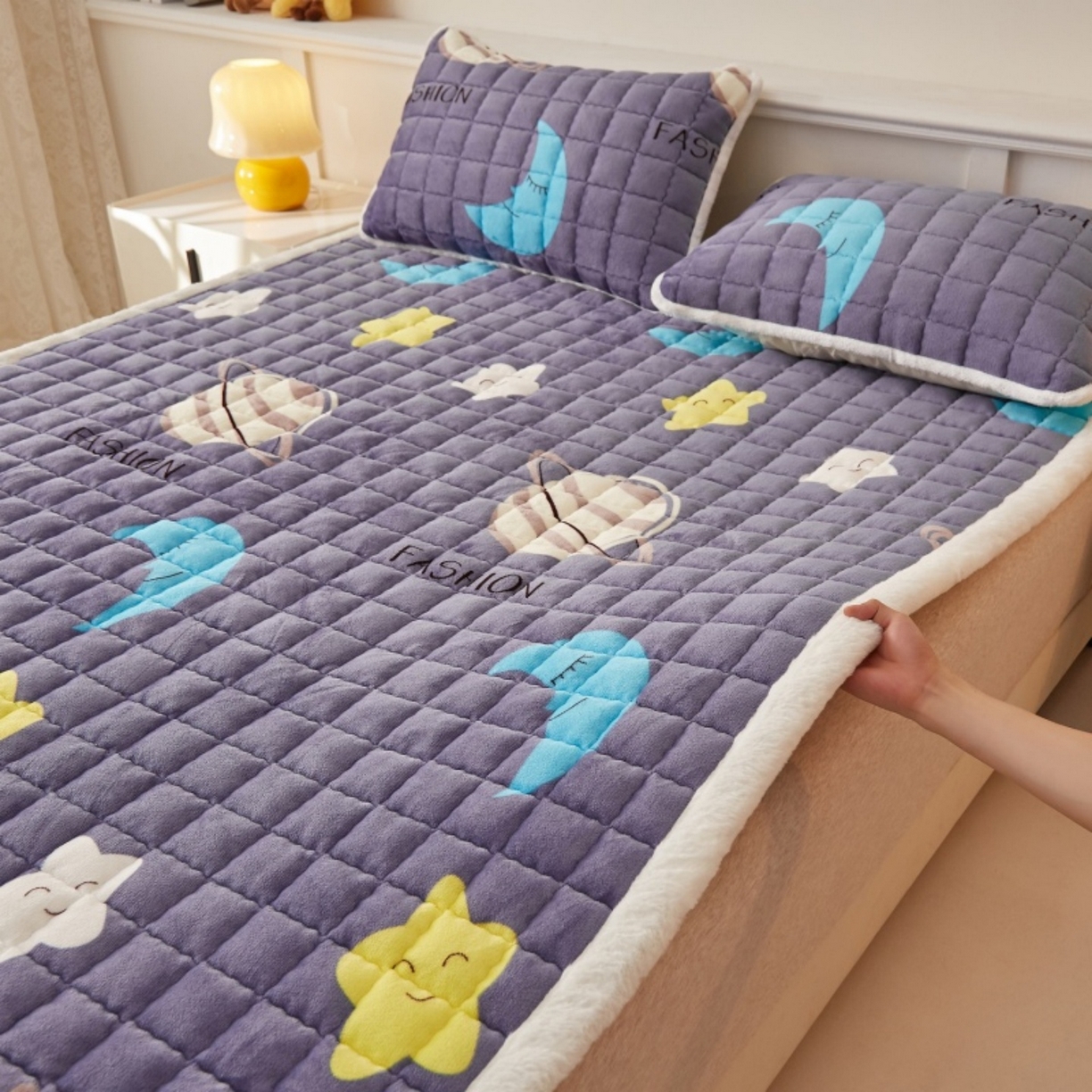 91家纺网 家纺一手货源 找家纺 东宇床垫 2025新款A类牛奶绒印花直角防滑床垫床褥三件套-成人款 星球明月