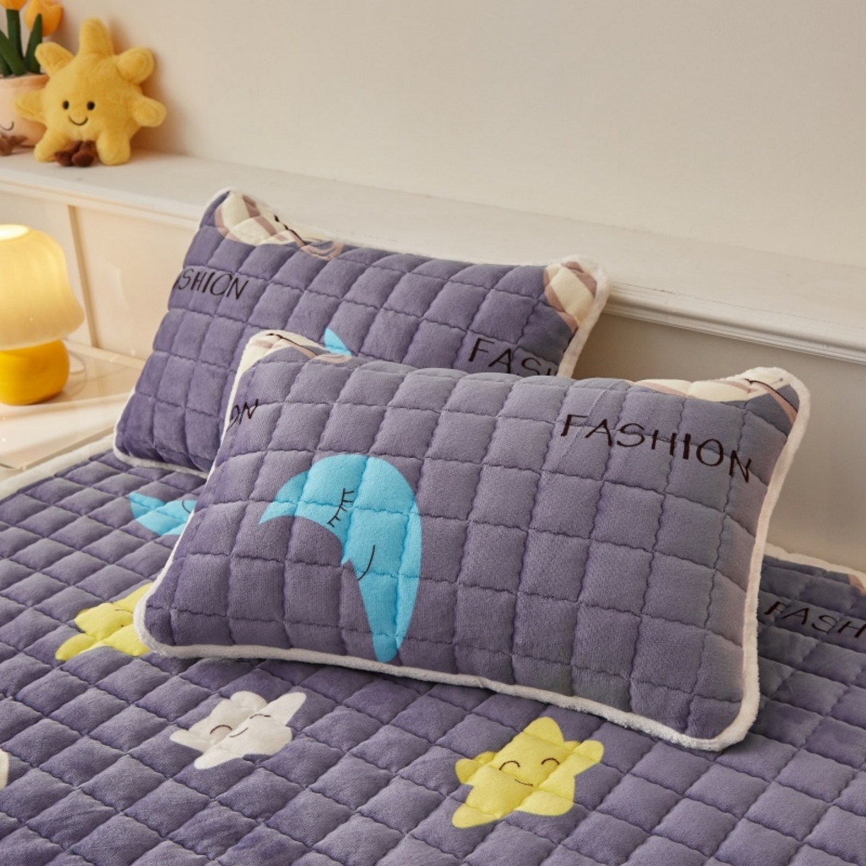 91家纺网 家纺一手货源 找家纺 东宇床垫 2025新款A类牛奶绒印花直角防滑床垫床褥三件套-成人款 星球明月