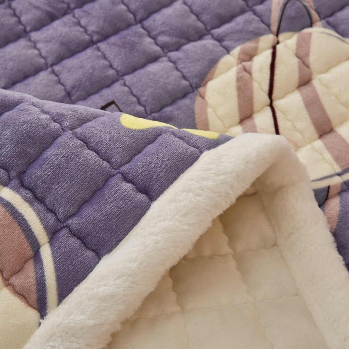 91家纺网 家纺一手货源 找家纺 东宇床垫 2025新款A类牛奶绒印花直角防滑床垫床褥三件套-成人款 星球明月