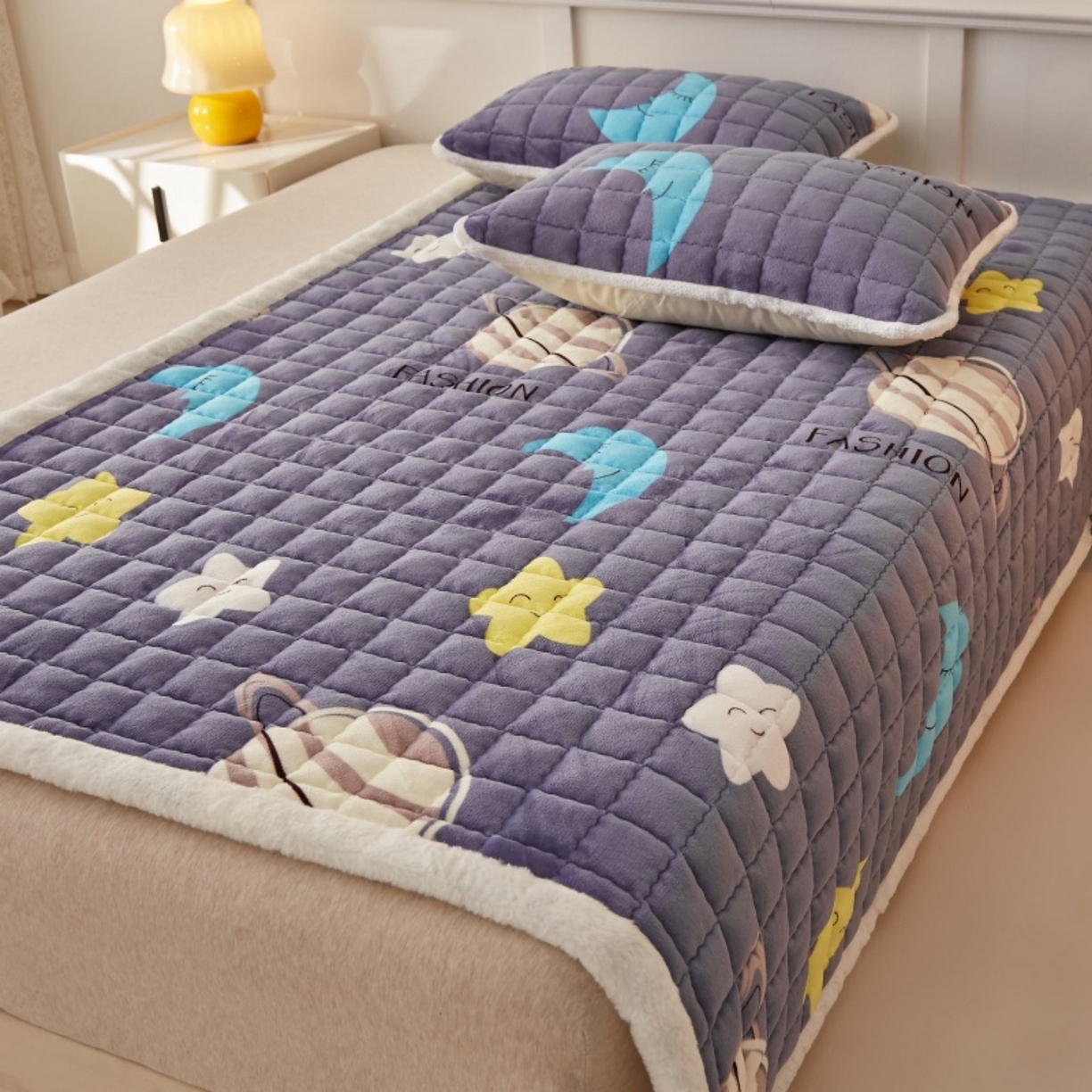 91家纺网 家纺一手货源 找家纺 东宇床垫 2025新款A类牛奶绒印花直角防滑床垫床褥三件套-成人款 星球明月