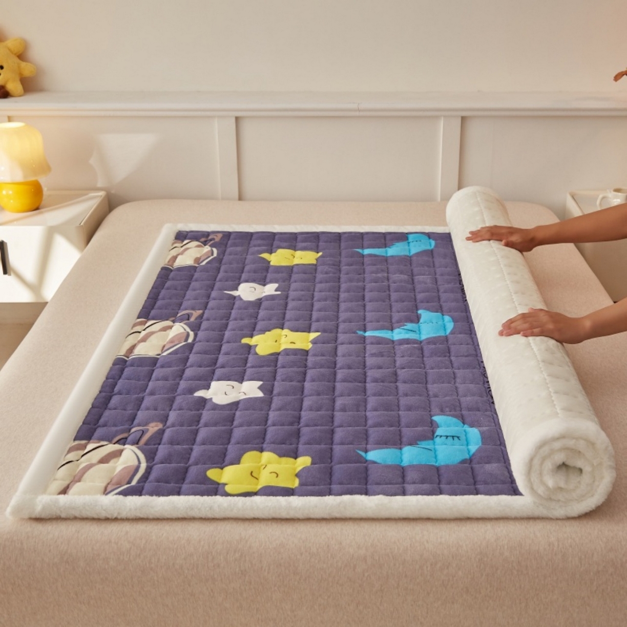 91家纺网 家纺一手货源 找家纺 东宇床垫 2025新款A类牛奶绒印花直角防滑床垫床褥三件套-成人款 星球明月