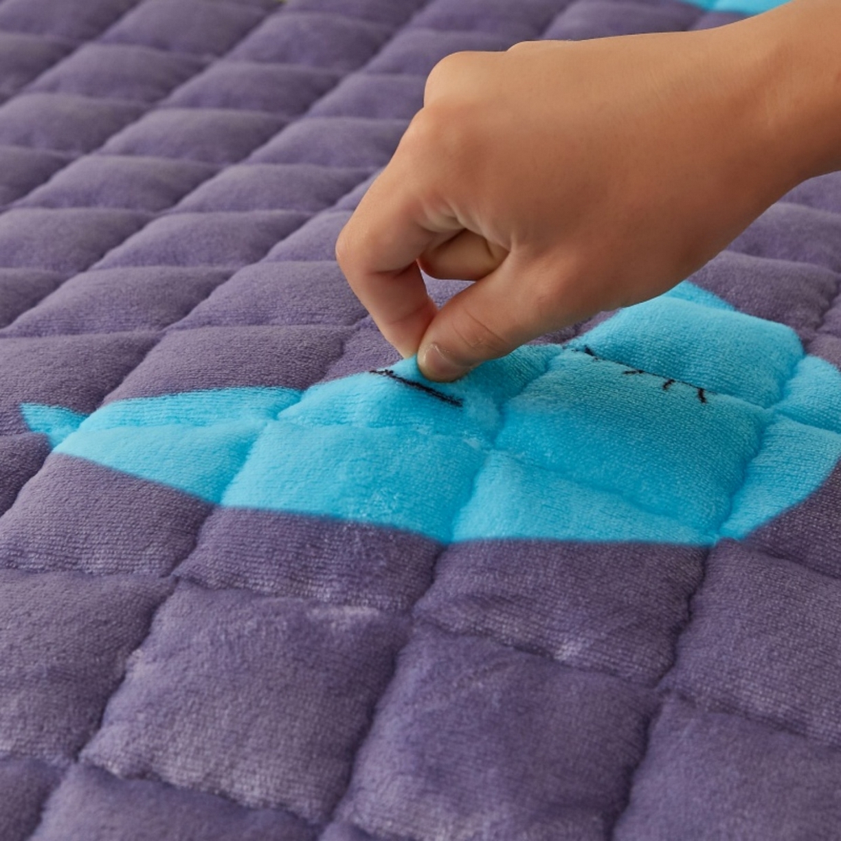 91家纺网 家纺一手货源 找家纺 东宇床垫 2025新款A类牛奶绒印花直角防滑床垫床褥三件套-成人款 星球明月