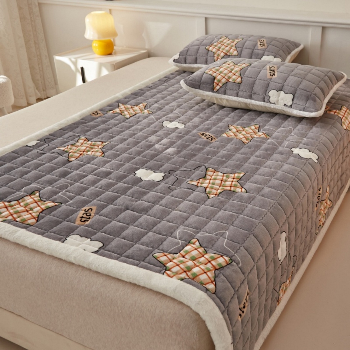 91家纺网 家纺一手货源 找家纺 东宇床垫 2025新款A类牛奶绒印花直角防滑床垫床褥三件套-成人款 星云灰
