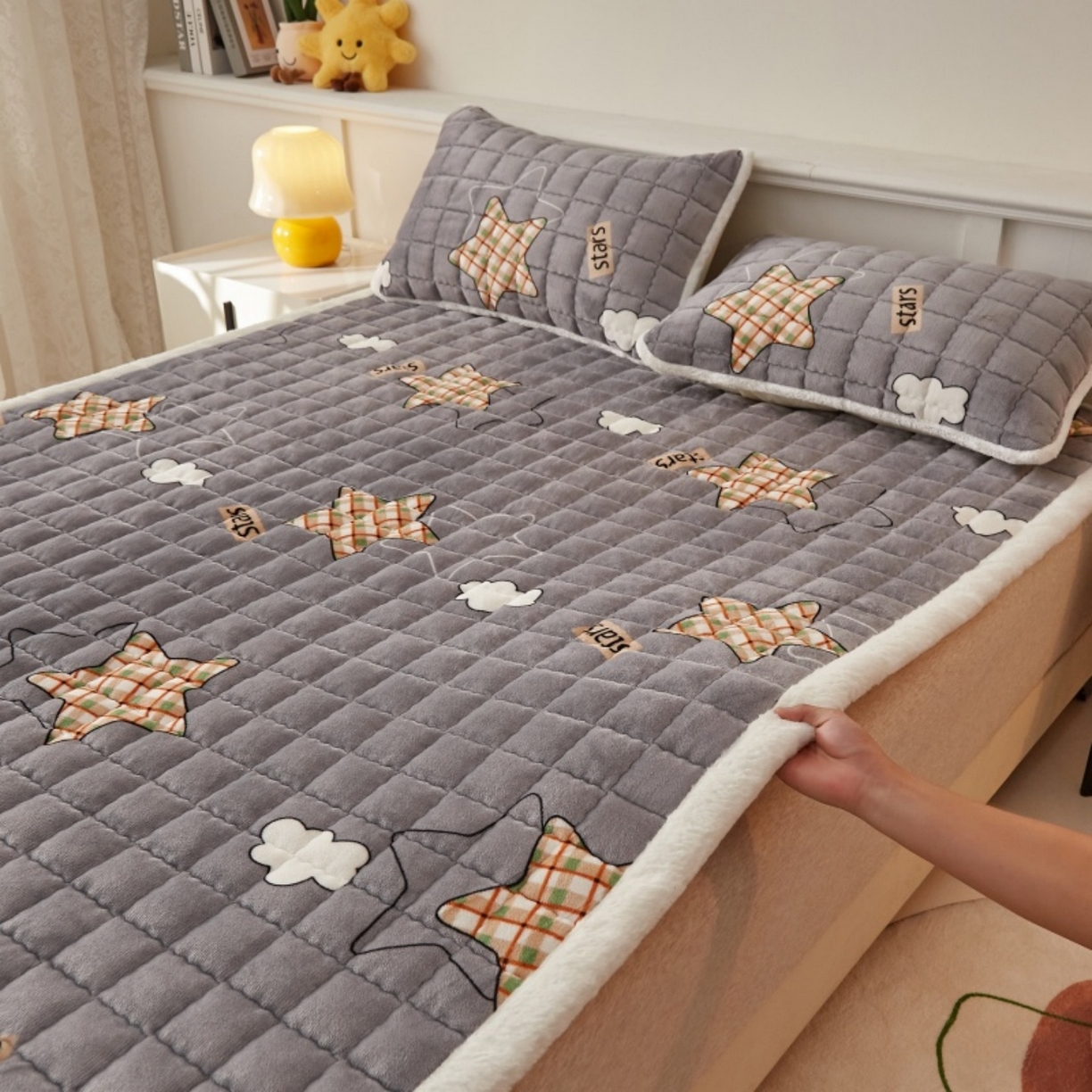 91家纺网 家纺一手货源 找家纺 东宇床垫 2025新款A类牛奶绒印花直角防滑床垫床褥三件套-成人款 星云灰