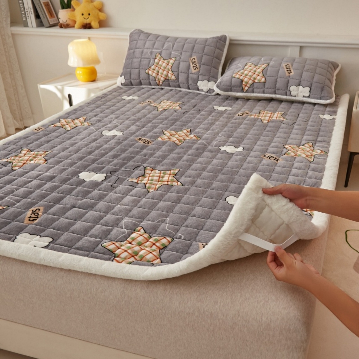 91家纺网 家纺一手货源 找家纺 东宇床垫 2025新款A类牛奶绒印花直角防滑床垫床褥三件套-成人款 星云灰