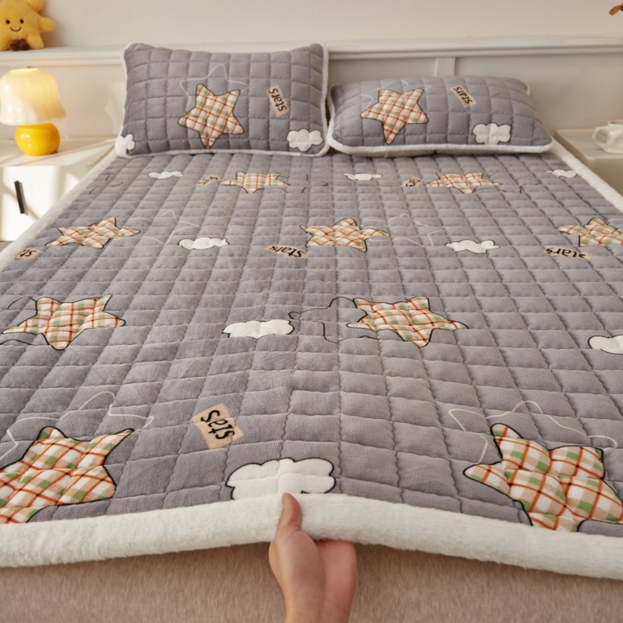 91家纺网 家纺一手货源 找家纺 东宇床垫 2025新款A类牛奶绒印花直角防滑床垫床褥三件套-成人款 星云灰