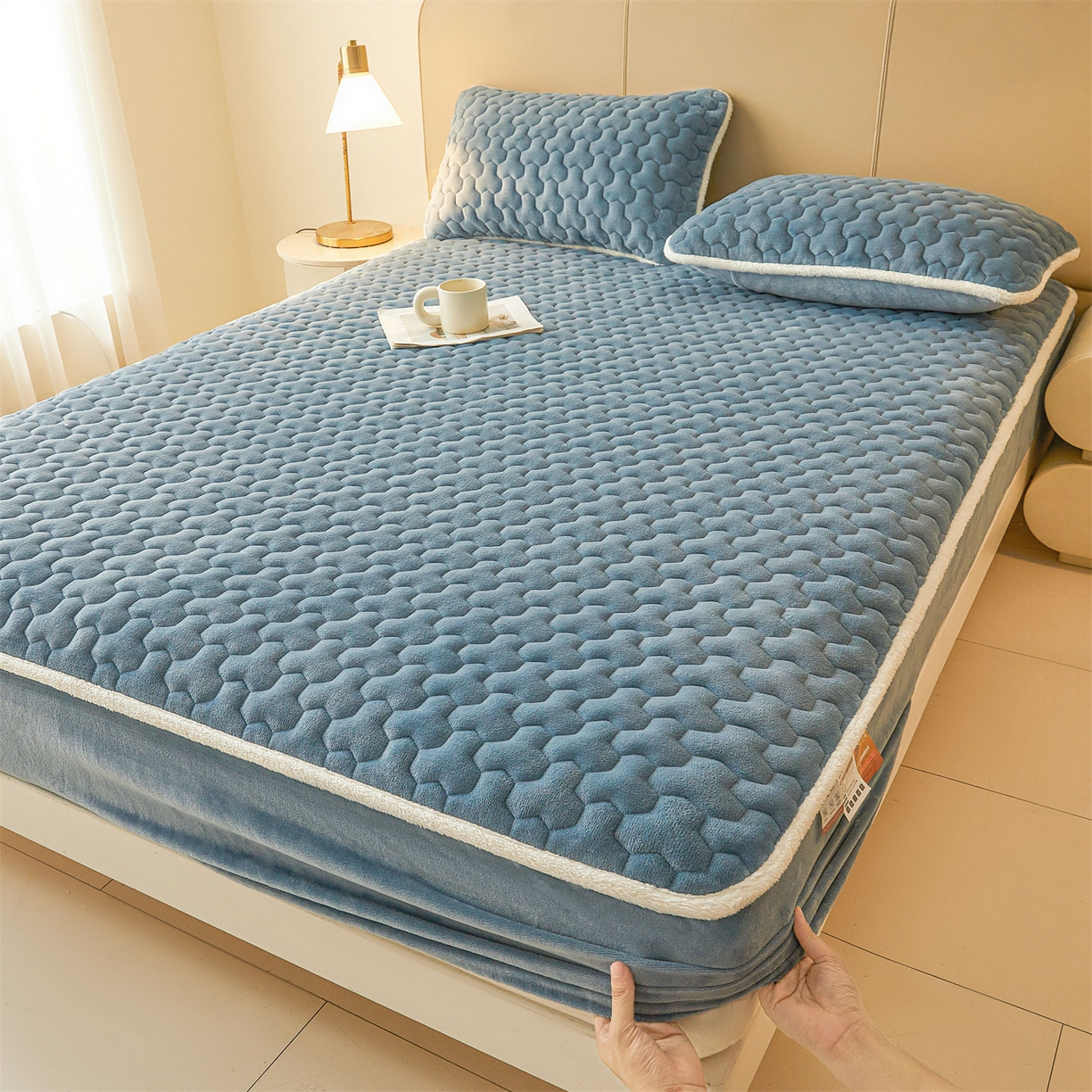 91家纺网 家纺一手货源 找家纺 （总）雯豆家纺 2025冬季新款纯色素色牛奶绒夹棉床笠三件套保暖席梦思保护套