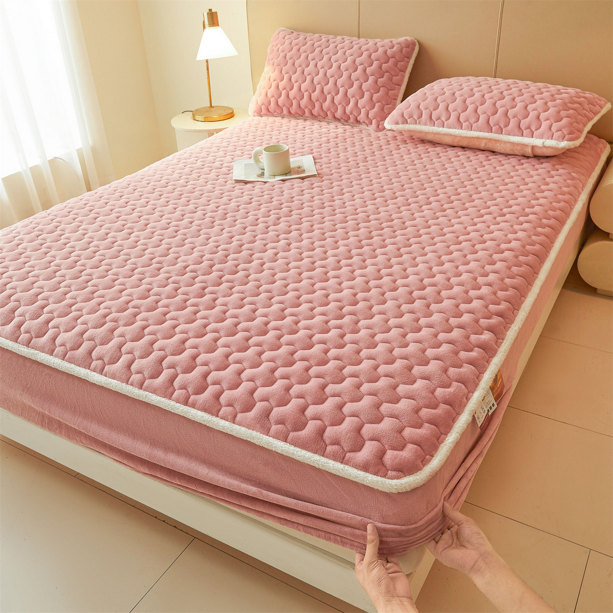 91家纺网 家纺一手货源 找家纺 （总）雯豆家纺 2025冬季新款纯色素色牛奶绒夹棉床笠三件套保暖席梦思保护套