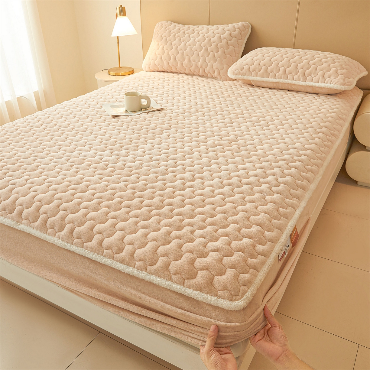 91家纺网 家纺一手货源 找家纺 （总）雯豆家纺 2025冬季新款纯色素色牛奶绒夹棉床笠三件套保暖席梦思保护套