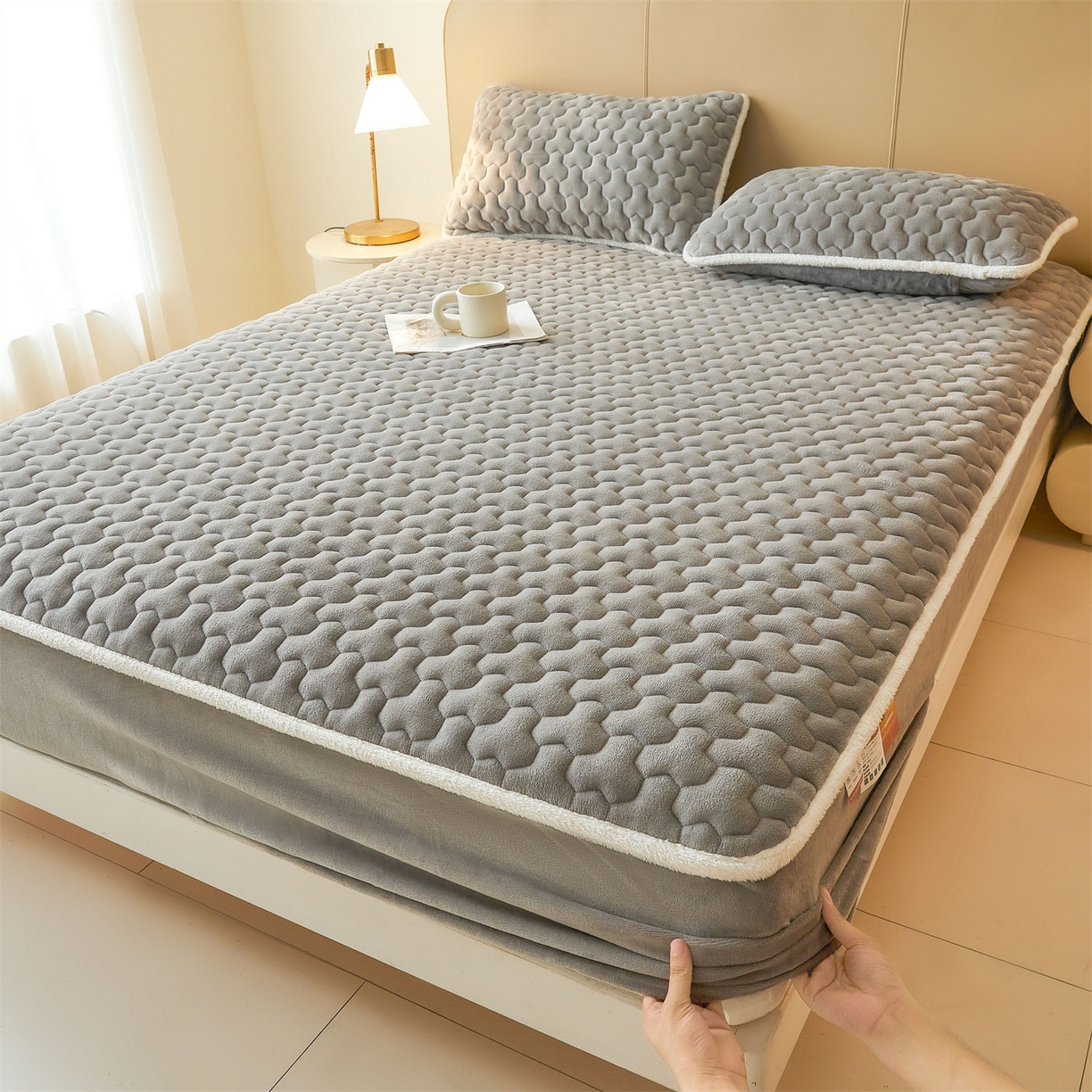 91家纺网 家纺一手货源 找家纺 （总）雯豆家纺 2025冬季新款纯色素色牛奶绒夹棉床笠三件套保暖席梦思保护套