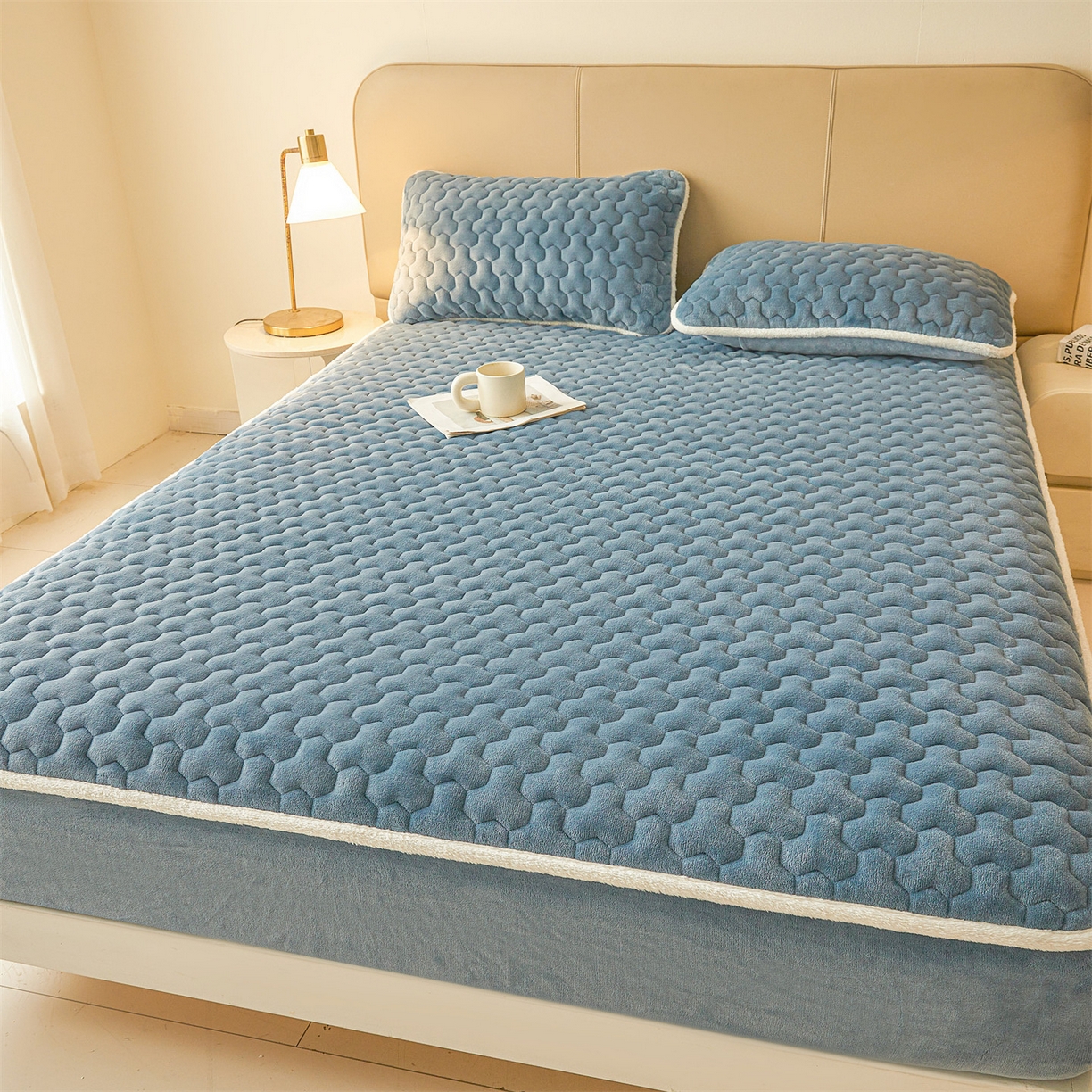 91家纺网 家纺一手货源 找家纺 （总）雯豆家纺 2025冬季新款纯色素色牛奶绒夹棉床笠三件套保暖席梦思保护套