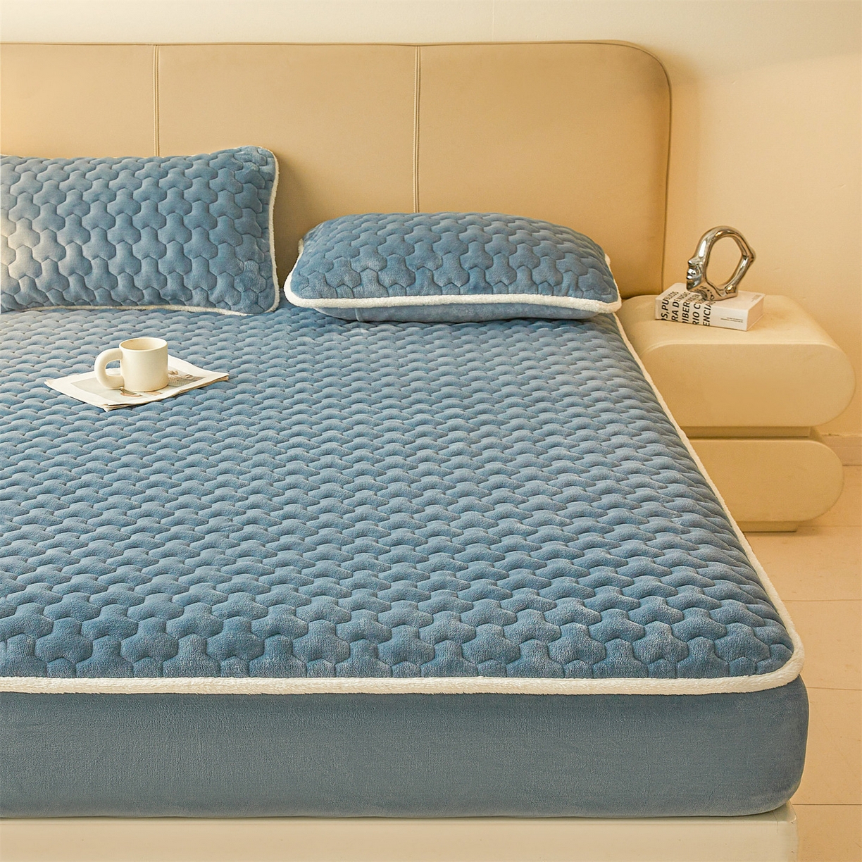 91家纺网 家纺一手货源 找家纺 （总）雯豆家纺 2025冬季新款纯色素色牛奶绒夹棉床笠三件套保暖席梦思保护套