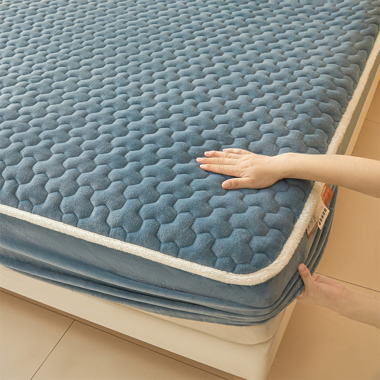 91家纺网 家纺一手货源 找家纺 （总）雯豆家纺 2025冬季新款纯色素色牛奶绒夹棉床笠三件套保暖席梦思保护套