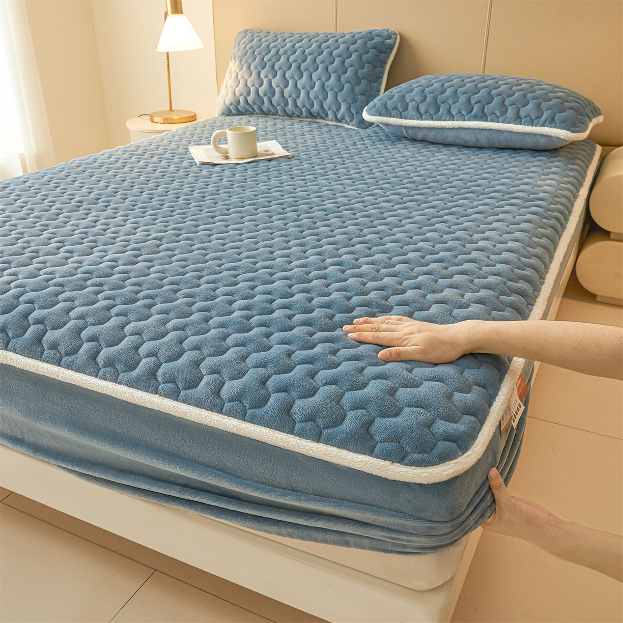 91家纺网 家纺一手货源 找家纺 （总）雯豆家纺 2025冬季新款纯色素色牛奶绒夹棉床笠三件套保暖席梦思保护套