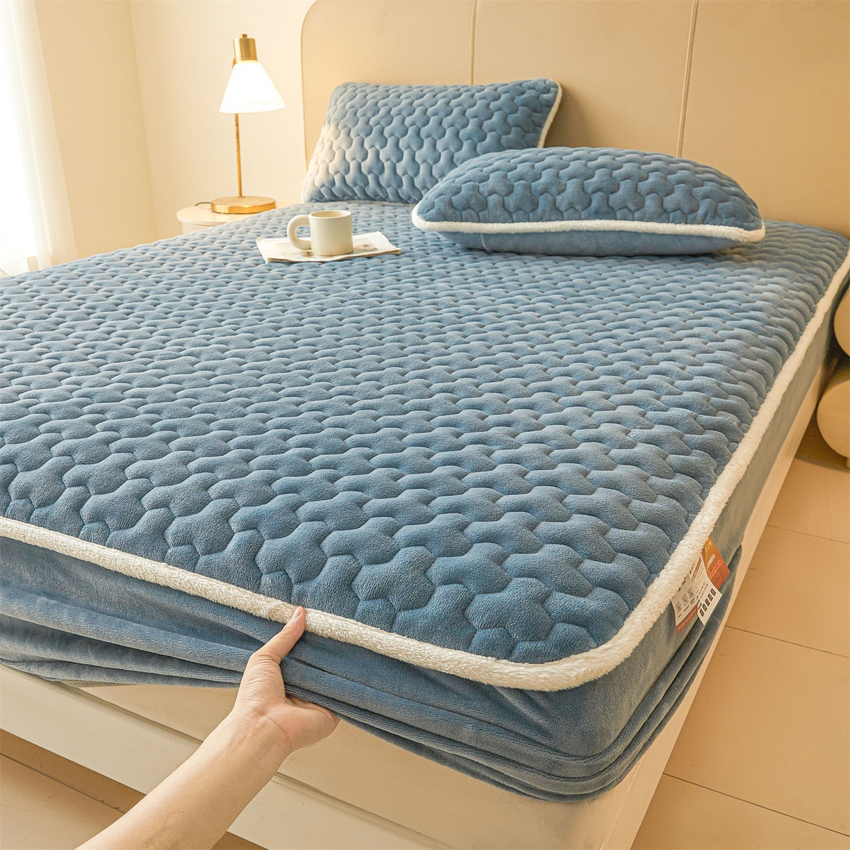 91家纺网 家纺一手货源 找家纺 （总）雯豆家纺 2025冬季新款纯色素色牛奶绒夹棉床笠三件套保暖席梦思保护套