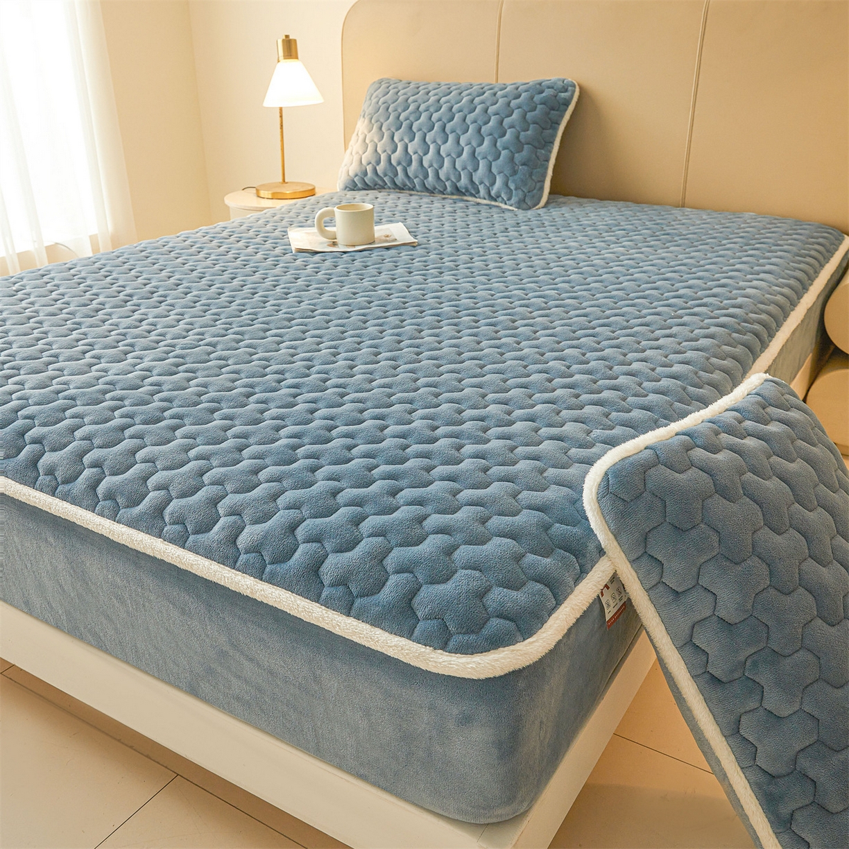 91家纺网 家纺一手货源 找家纺 （总）雯豆家纺 2025冬季新款纯色素色牛奶绒夹棉床笠三件套保暖席梦思保护套