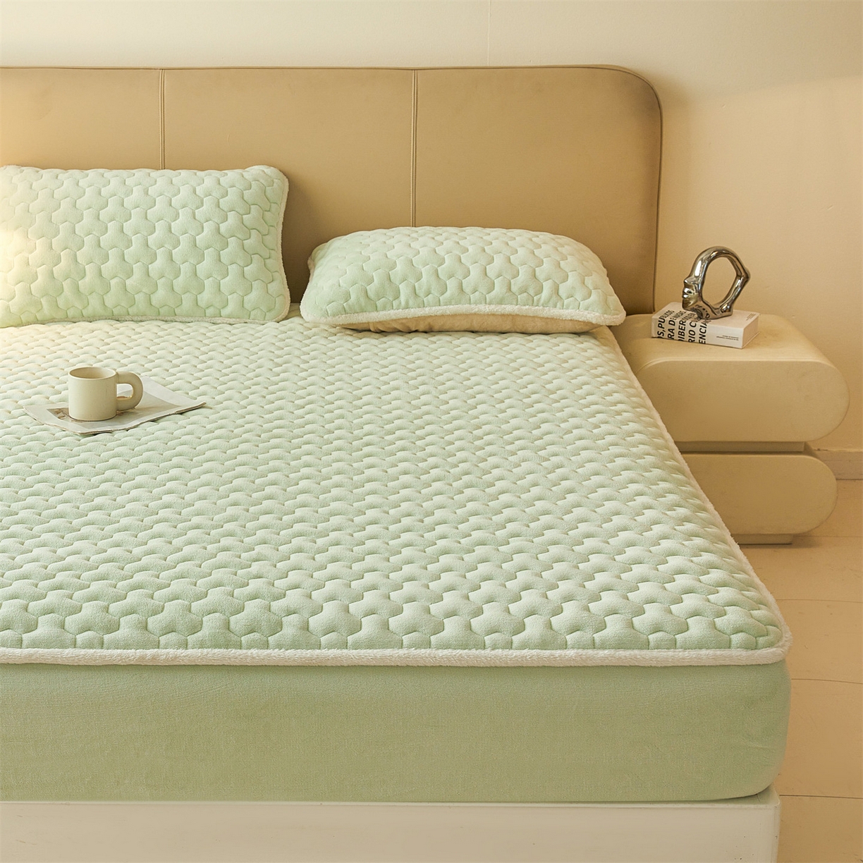 91家纺网 家纺一手货源 找家纺 雯豆家纺 2025冬季新款纯色素色牛奶绒夹棉床笠三件套保暖席梦思保护套牛奶绒夹棉床笠-薄荷绿