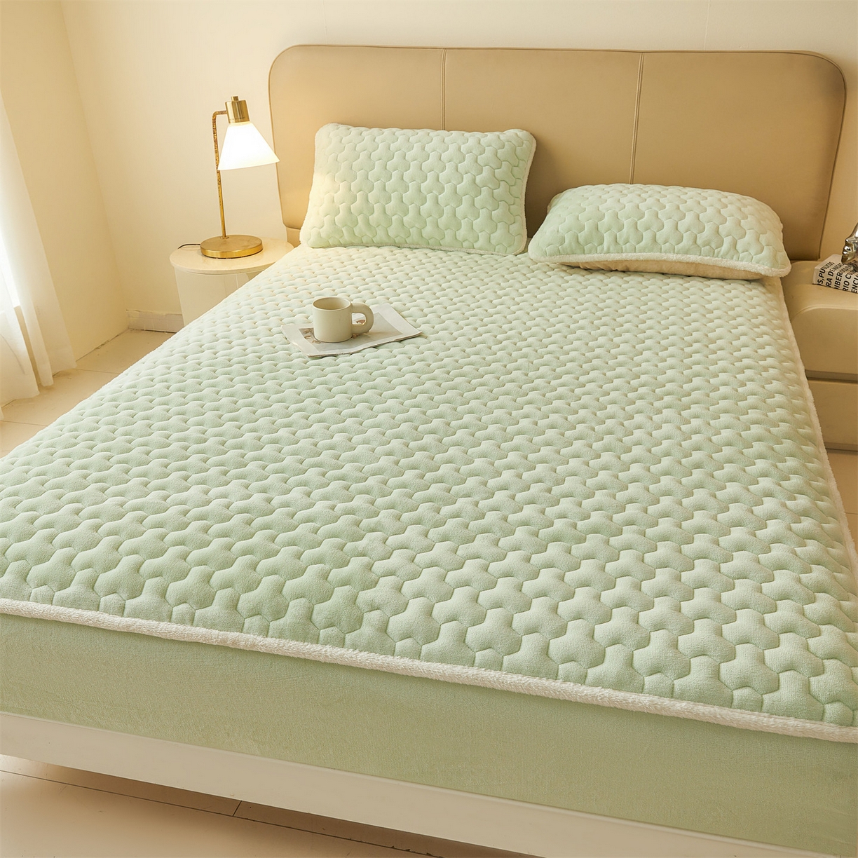 91家纺网 家纺一手货源 找家纺 雯豆家纺 2025冬季新款纯色素色牛奶绒夹棉床笠三件套保暖席梦思保护套牛奶绒夹棉床笠-薄荷绿