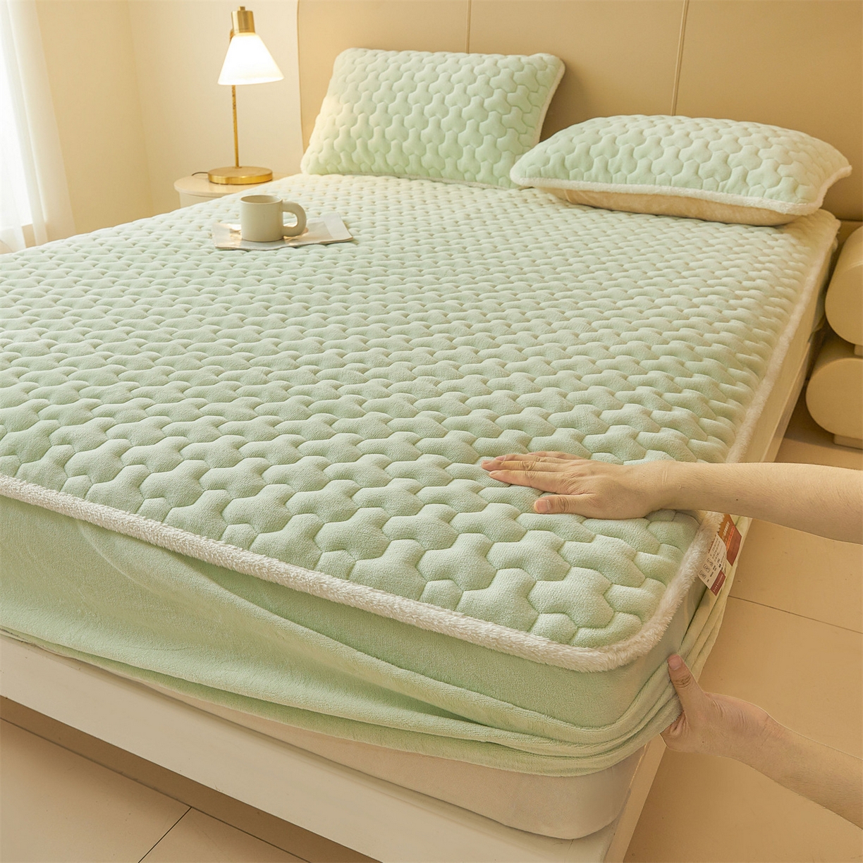 91家纺网 家纺一手货源 找家纺 雯豆家纺 2025冬季新款纯色素色牛奶绒夹棉床笠三件套保暖席梦思保护套牛奶绒夹棉床笠-薄荷绿