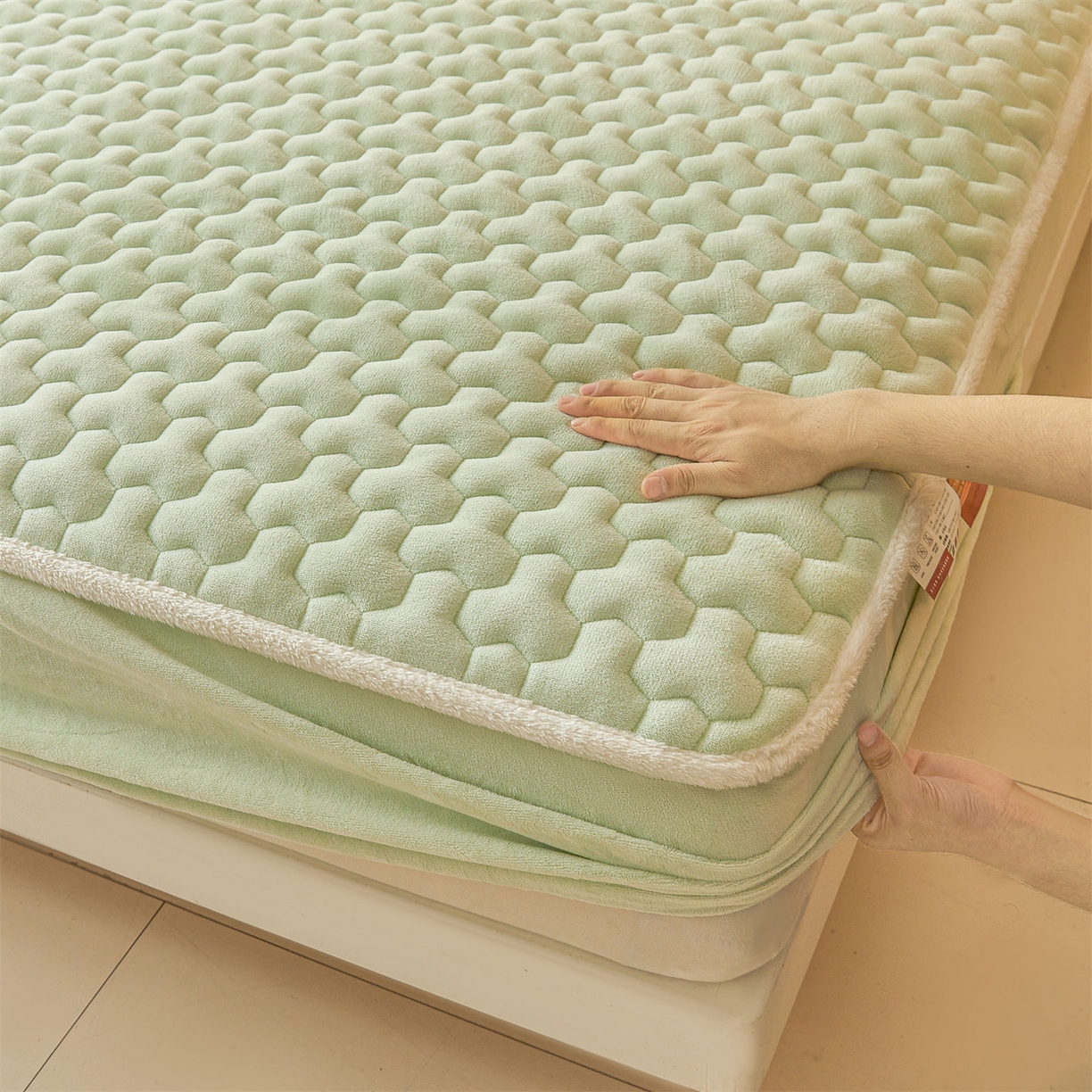 91家纺网 家纺一手货源 找家纺 雯豆家纺 2025冬季新款纯色素色牛奶绒夹棉床笠三件套保暖席梦思保护套牛奶绒夹棉床笠-薄荷绿