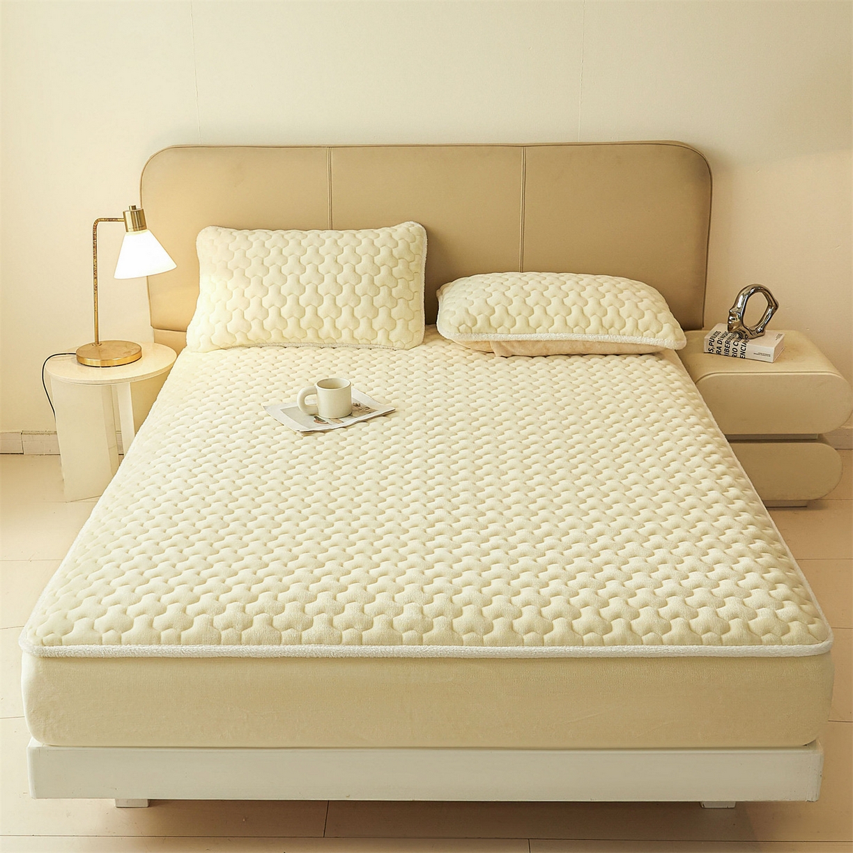 91家纺网 家纺一手货源 找家纺 雯豆家纺 2025冬季新款纯色素色牛奶绒夹棉床笠三件套保暖席梦思保护套牛奶绒夹棉床笠-点黄