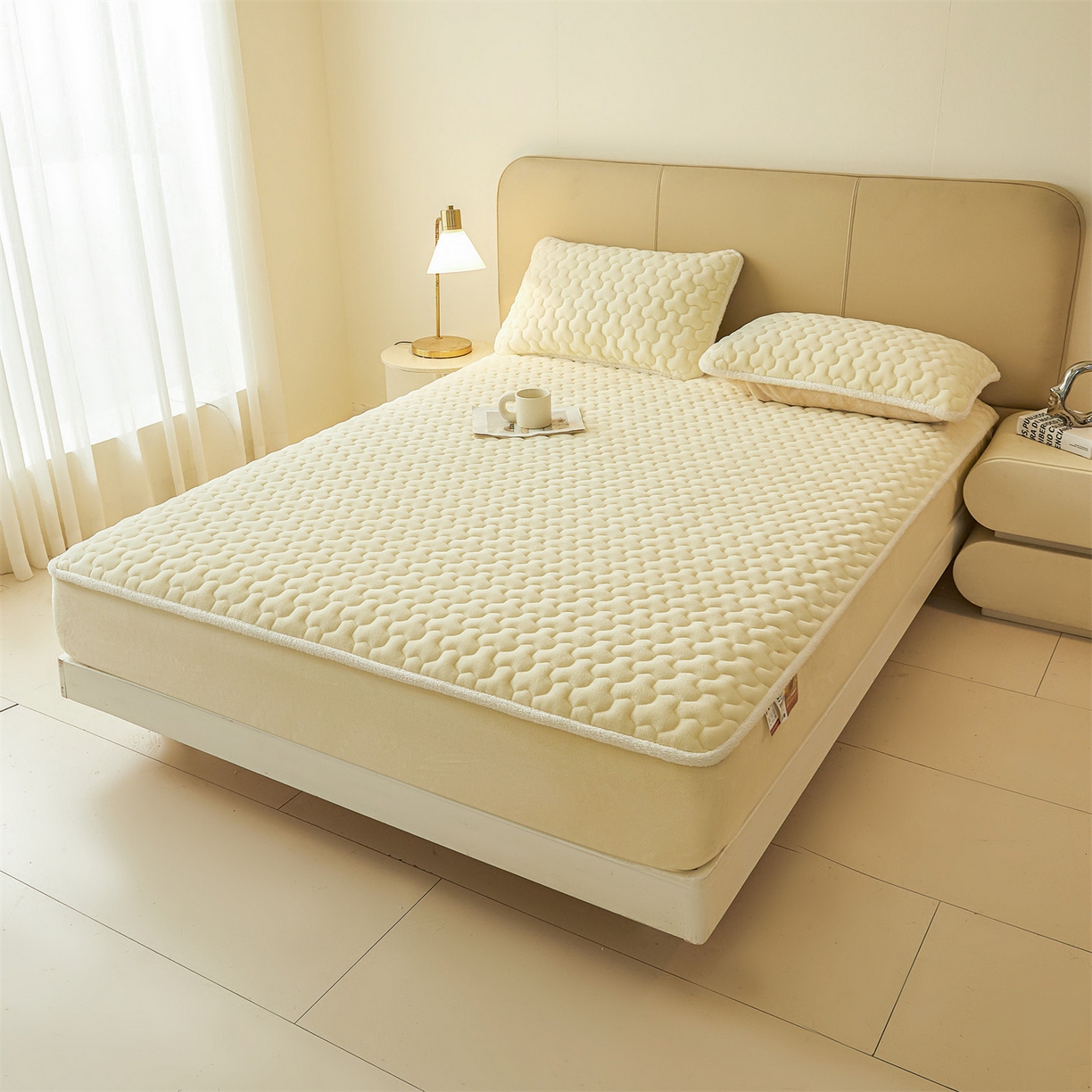 91家纺网 家纺一手货源 找家纺 雯豆家纺 2025冬季新款纯色素色牛奶绒夹棉床笠三件套保暖席梦思保护套牛奶绒夹棉床笠-点黄