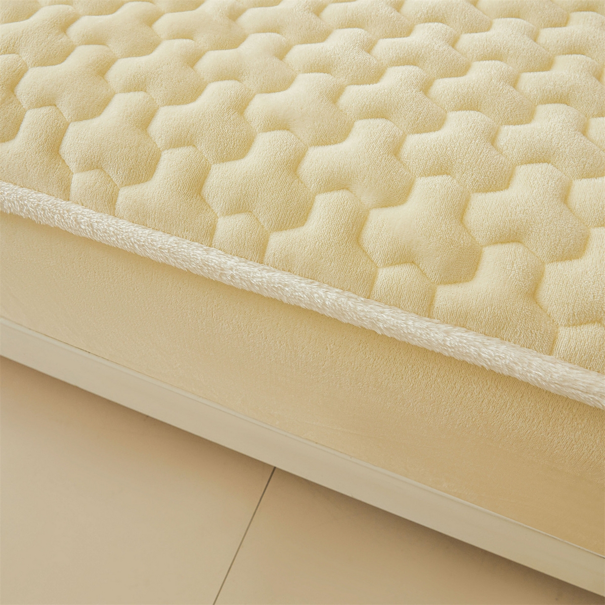 91家纺网 家纺一手货源 找家纺 雯豆家纺 2025冬季新款纯色素色牛奶绒夹棉床笠三件套保暖席梦思保护套牛奶绒夹棉床笠-点黄