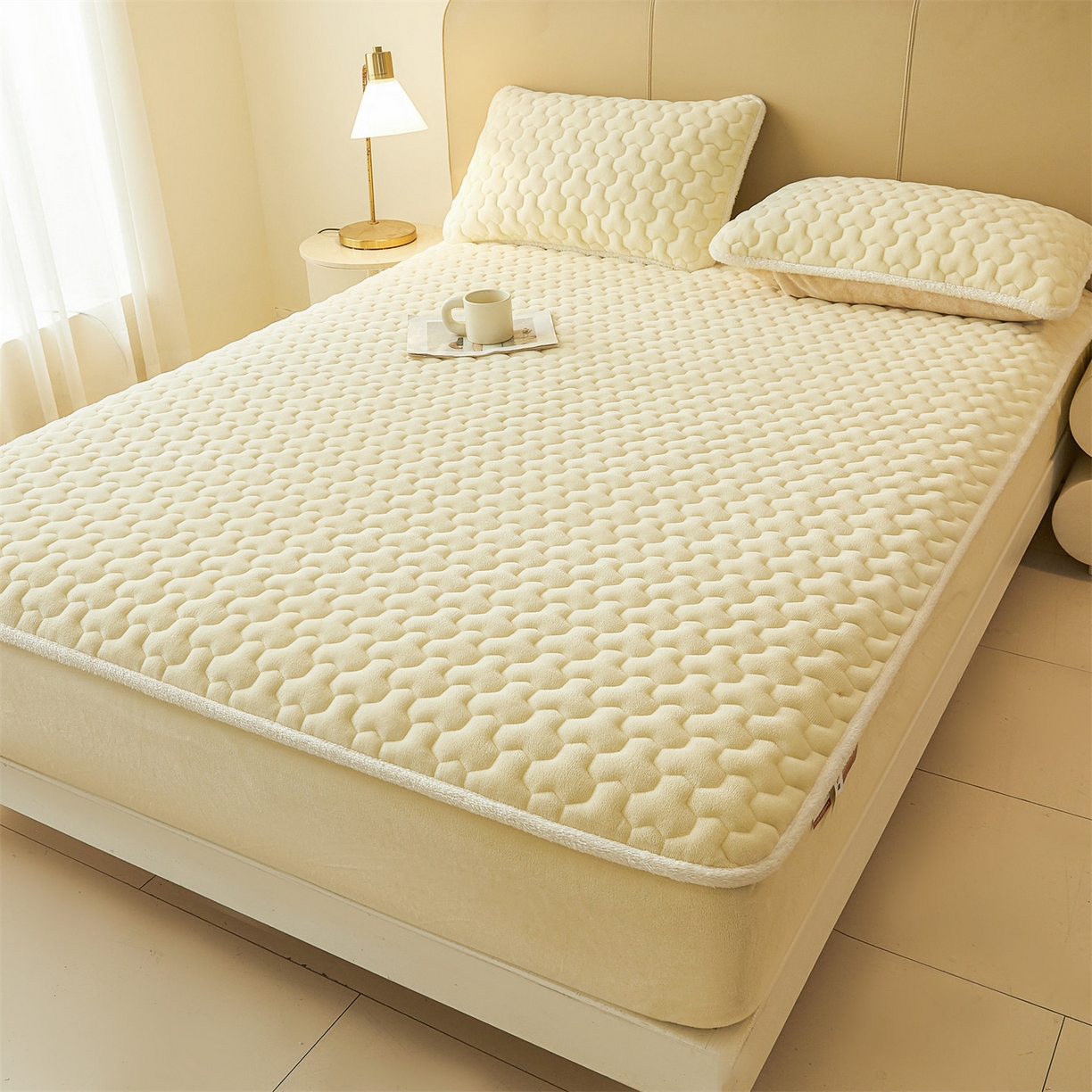 91家纺网 家纺一手货源 找家纺 雯豆家纺 2025冬季新款纯色素色牛奶绒夹棉床笠三件套保暖席梦思保护套牛奶绒夹棉床笠-点黄