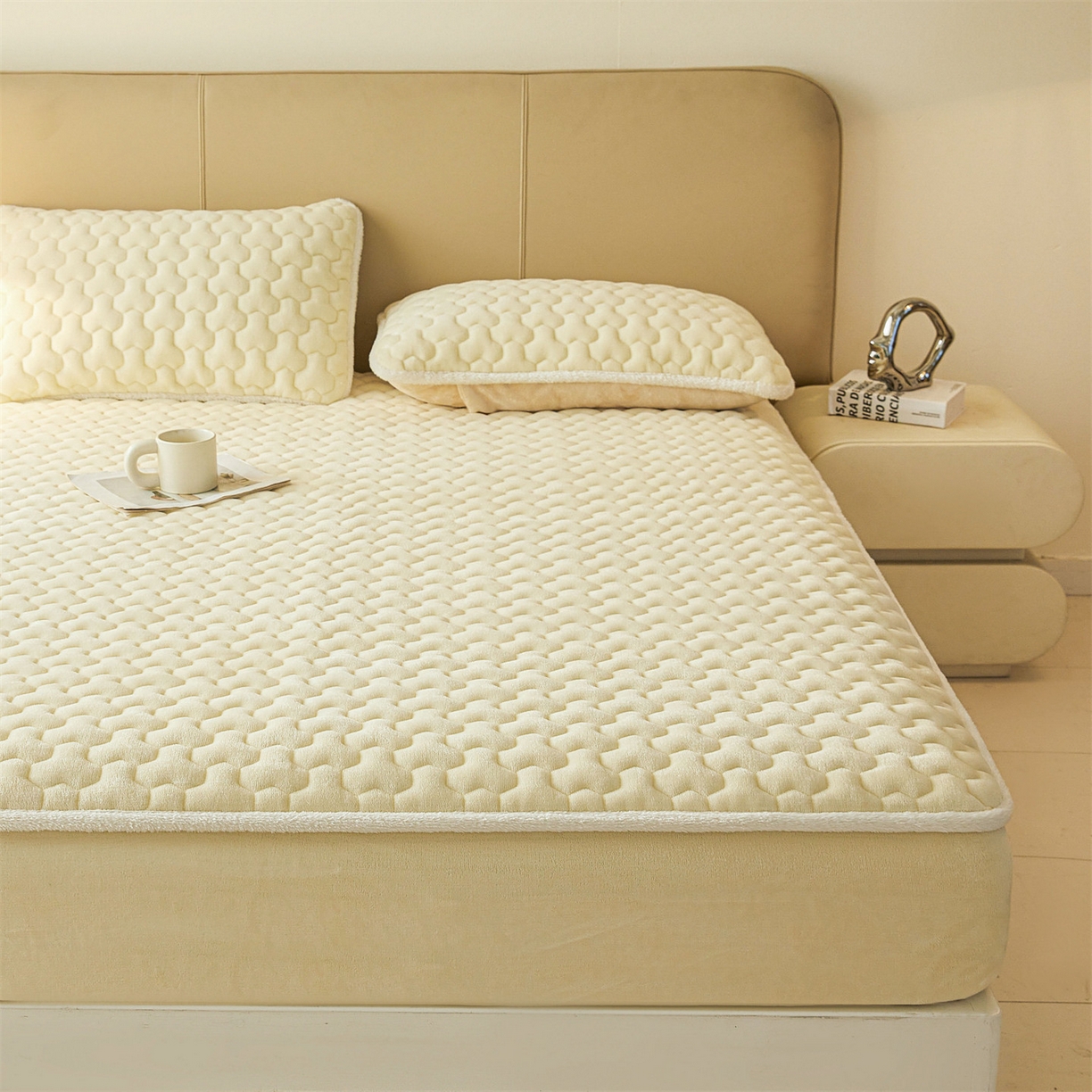 91家纺网 家纺一手货源 找家纺 雯豆家纺 2025冬季新款纯色素色牛奶绒夹棉床笠三件套保暖席梦思保护套牛奶绒夹棉床笠-点黄