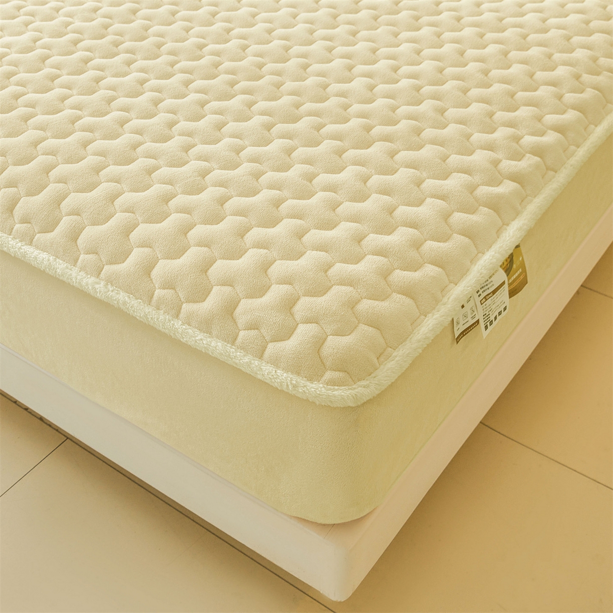 91家纺网 家纺一手货源 找家纺 雯豆家纺 2025冬季新款纯色素色牛奶绒夹棉床笠三件套保暖席梦思保护套牛奶绒夹棉床笠-点黄