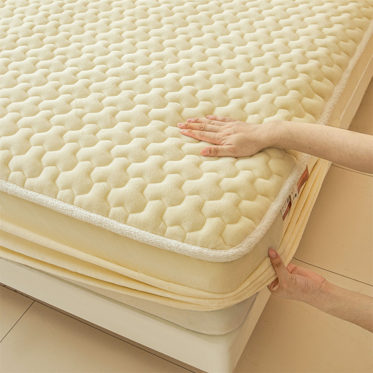 91家纺网 家纺一手货源 找家纺 雯豆家纺 2025冬季新款纯色素色牛奶绒夹棉床笠三件套保暖席梦思保护套牛奶绒夹棉床笠-点黄