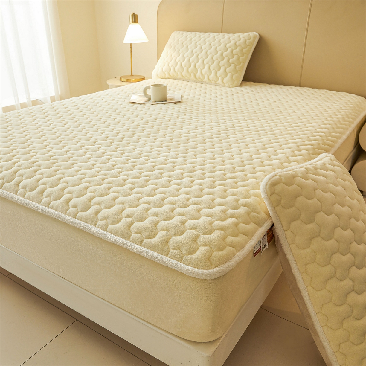 91家纺网 家纺一手货源 找家纺 雯豆家纺 2025冬季新款纯色素色牛奶绒夹棉床笠三件套保暖席梦思保护套牛奶绒夹棉床笠-点黄